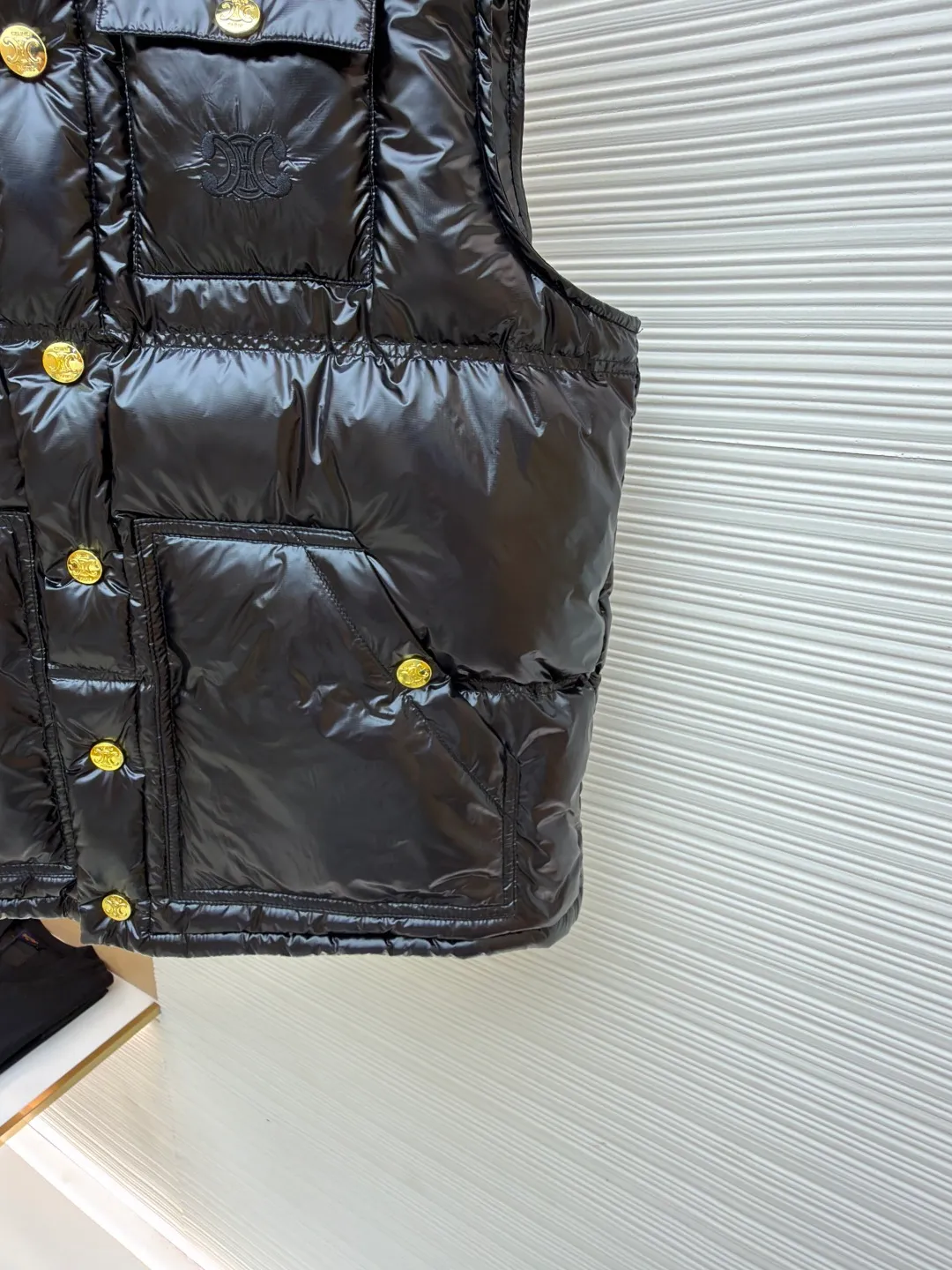 Celine vest down jacket ●Item number: 1681116-C55 ●Fabric: white duck down fabric ●Technology: embroidery production ●Version: fitted version ●Weight: about 335 grams ●Size: 36-38-40 ●Description: The fabric and lining are both made of 100% nylon, giving full play to its core advantages. It is known for its excellent wear resistance, high strength and excellent durability. At the same time, the fabric is extremely light and has good elasticity, ensuring free movement. Nylon is also quick-drying and easy to care for. The consistent selection of materials inside and out achieves strong protection and a light feel from the inside out. This product cleverly combines the two exquisite techniques of quilting and three-dimensional embroidery. Quilting not only gives clothing a unique geometric beauty, but its core function is to closely fit the inner and outer layers and fix the filling, thereby enhancing warmth, avoiding bloat, and improving the stability of the overall structure, making the fit more crisp. A delicate embroidered logo pops out with 3D stitching. Compared with ordinary printing, embroidered logos have a more high-end texture and durability. They are not easy to fade or crack after repeated washing and friction, which enhances the recognition and the collection value of the item. The combination of the two achieves the perfect unity of beauty and practicality. It is filled with 90% selected white duck down and weighs 170g, ensuring that it is fluffy and rebounds quickly, is light and warm. The overall wiring is straight and delicate, the fabric is comfortable and soft, and the color is consistent without color difference. It can be matched with the same style to create a fashionable look and control various occasions. Customized accessories, complete with three standards, same style for men and women!