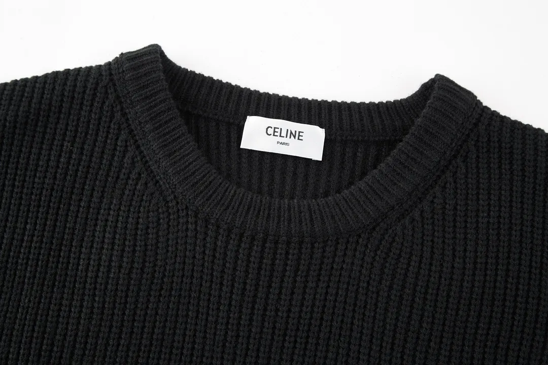 🅿️490 [Exclusive supply] Celine 21FW patchwork crew neck sweater (black). The original version was purchased and developed for 10,500. The fabric is made of custom-woven white velvet 55 wool and 45 small white cotton. The fabrics are mixed and matched to create a ready-to-wear effect that is three-dimensional and not easily deformed. The chest patch fabric is made of real deer suede leather with a plush feel. The version that is not available on the market is entirely made of fabric. The chest logo is embroidered with patches, and the customized logo is compounded on both sides with computer laser to create a three-dimensional effect. The patch is glued and positioned on the surface of the clothes using a computer, and imported No. 7 fine needles are used to route the patch logo tightly to the clothes. Size:S-M-L