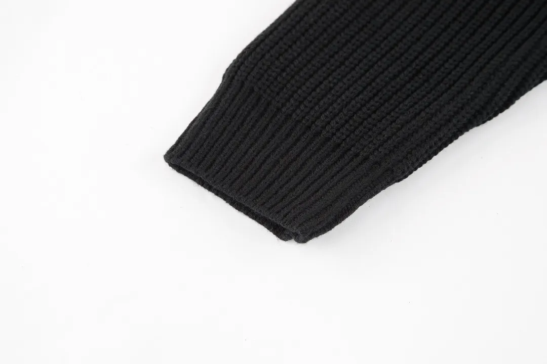 🅿️490 [Exclusive supply] Celine 21FW patchwork crew neck sweater (black). The original version was purchased and developed for 10,500. The fabric is made of custom-woven white velvet 55 wool and 45 small white cotton. The fabrics are mixed and matched to create a ready-to-wear effect that is three-dimensional and not easily deformed. The chest patch fabric is made of real deer suede leather with a plush feel. The version that is not available on the market is entirely made of fabric. The chest logo is embroidered with patches, and the customized logo is compounded on both sides with computer laser to create a three-dimensional effect. The patch is glued and positioned on the surface of the clothes using a computer, and imported No. 7 fine needles are used to route the patch logo tightly to the clothes. Size:S-M-L