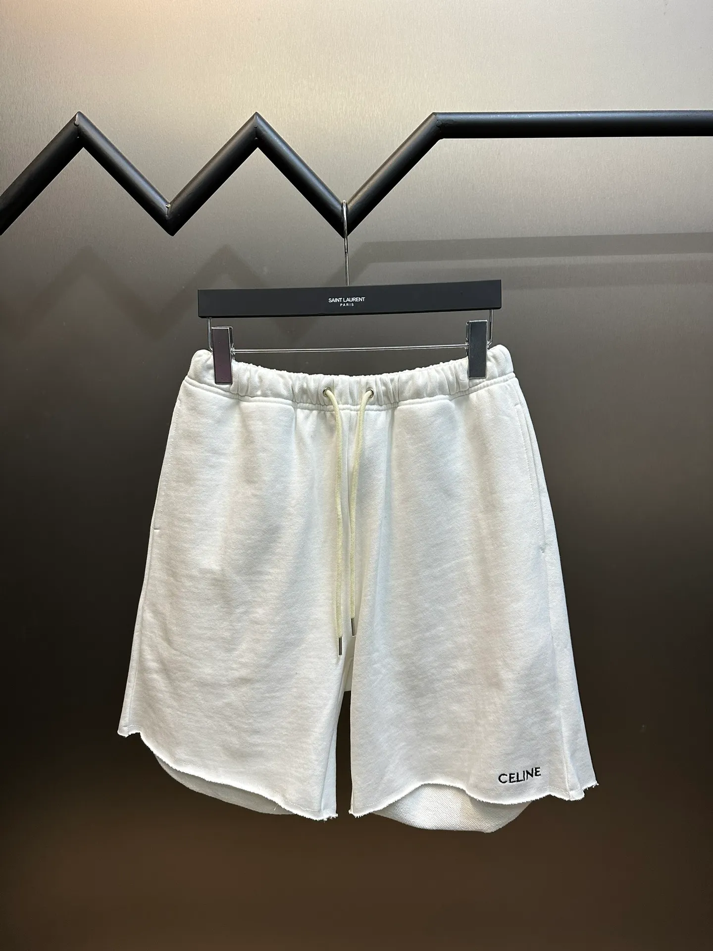 🅿️330 Celine embroidered casual shorts are made of trendy cotton David fabric. The left trouser leg is decorated with CELINE embroidery and is embellished with a unique loose beard, showing laziness and casualness.  It adopts imported machine embroidery technology, advanced computer control system and precision mechanical components to achieve precise and efficient embroidery operations. The fabrics have been fermented and washed, which makes them feel better and not easy to deform or shrink.  size：s m l xl
