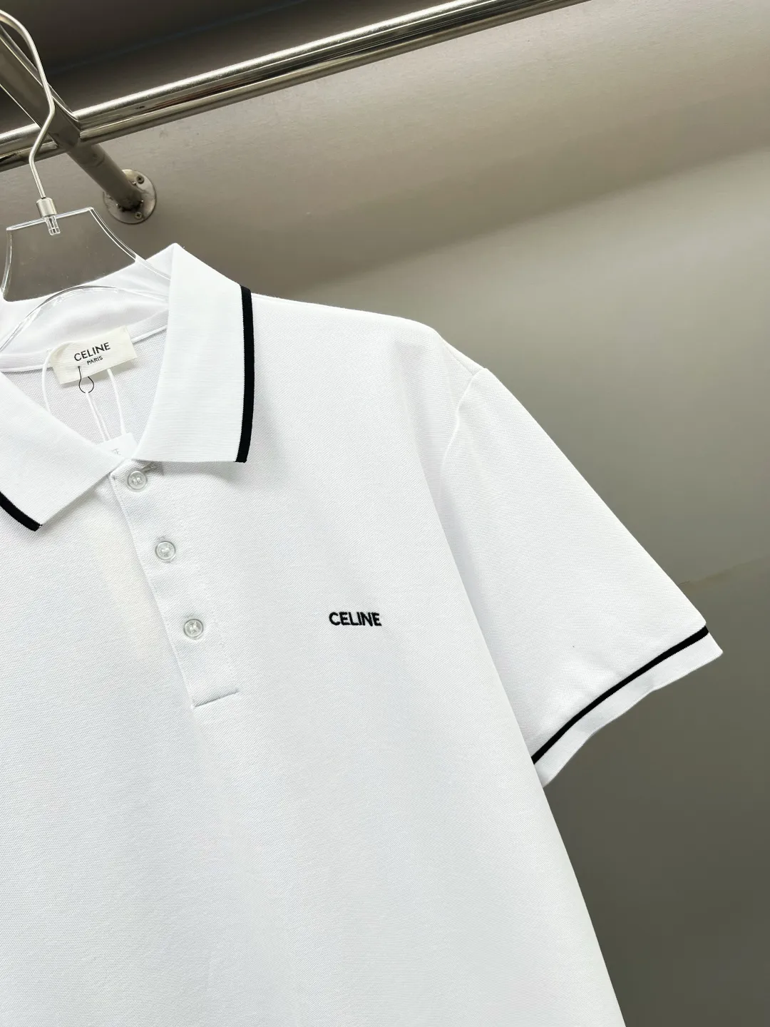 🅿️220 CELINE Celine new letter embroidered Polo shirt. Original fabric. Official same style. Made of 210 grams of pure cotton pique fabric, customized in the same vat dyeing fabric. It feels very comfortable and smooth. The version is quite wide and stylish. Produced by a first-line brand factory. Imported Behringer embroidery machine. The embroidery is full and textured. The ribs on the collar and mouth are woven with imported yarn. It will not deform after long-term wear. The latest style for spring and summer. Fashionable and individual.  超级百搭好看的一款                 男女都非常合适  人手必备款  颜色: 黑色 白色  尺码：S-XXL
