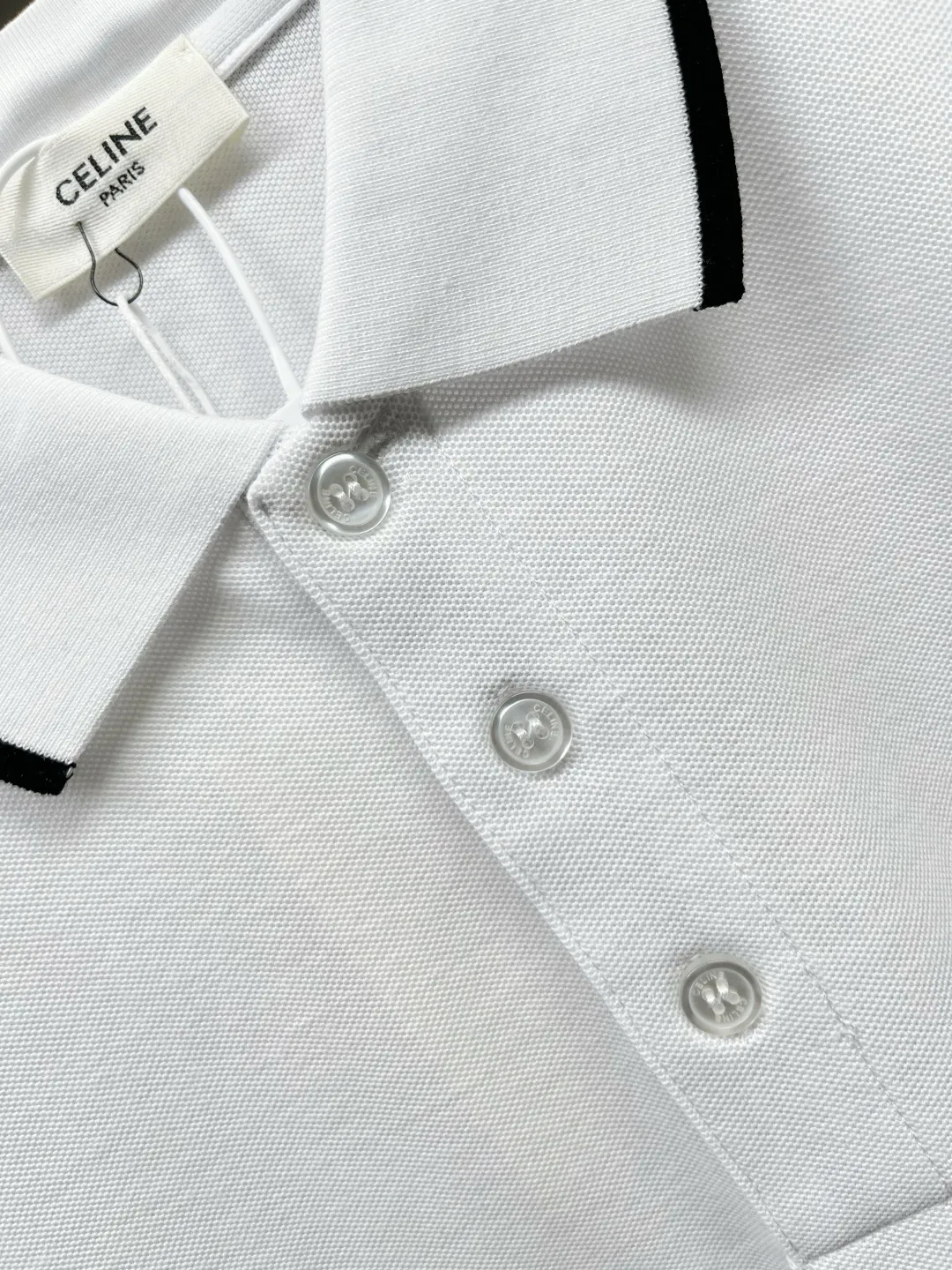🅿️220 CELINE Celine new letter embroidered Polo shirt. Original fabric. Official same style. Made of 210 grams of pure cotton pique fabric, customized in the same vat dyeing fabric. It feels very comfortable and smooth. The version is quite wide and stylish. Produced by a first-line brand factory. Imported Behringer embroidery machine. The embroidery is full and textured. The ribs on the collar and mouth are woven with imported yarn. It will not deform after long-term wear. The latest style for spring and summer. Fashionable and individual.  超级百搭好看的一款                 男女都非常合适  人手必备款  颜色: 黑色 白色  尺码：S-XXL