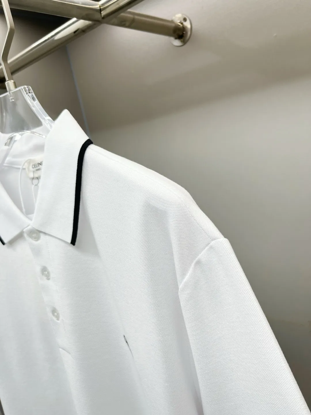 🅿️220 CELINE Celine new letter embroidered Polo shirt. Original fabric. Official same style. Made of 210 grams of pure cotton pique fabric, customized in the same vat dyeing fabric. It feels very comfortable and smooth. The version is quite wide and stylish. Produced by a first-line brand factory. Imported Behringer embroidery machine. The embroidery is full and textured. The ribs on the collar and mouth are woven with imported yarn. It will not deform after long-term wear. The latest style for spring and summer. Fashionable and individual.  超级百搭好看的一款                 男女都非常合适  人手必备款  颜色: 黑色 白色  尺码：S-XXL