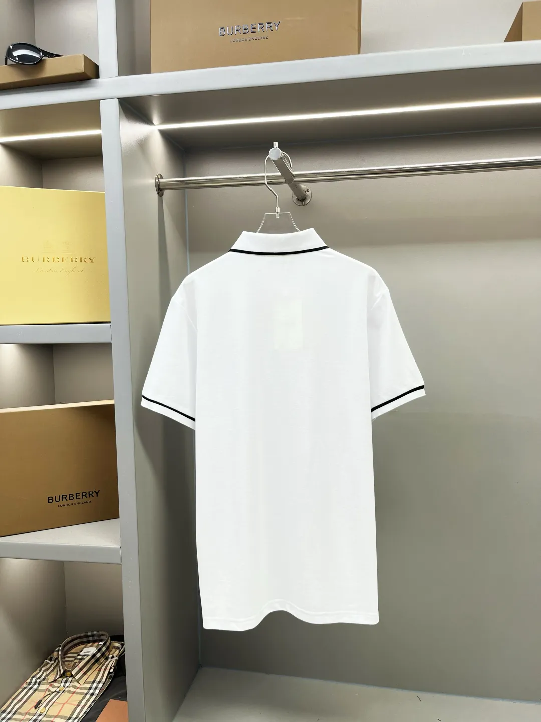 🅿️220 CELINE Celine new letter embroidered Polo shirt. Original fabric. Official same style. Made of 210 grams of pure cotton pique fabric, customized in the same vat dyeing fabric. It feels very comfortable and smooth. The version is quite wide and stylish. Produced by a first-line brand factory. Imported Behringer embroidery machine. The embroidery is full and textured. The ribs on the collar and mouth are woven with imported yarn. It will not deform after long-term wear. The latest style for spring and summer. Fashionable and individual.  超级百搭好看的一款                 男女都非常合适  人手必备款  颜色: 黑色 白色  尺码：S-XXL