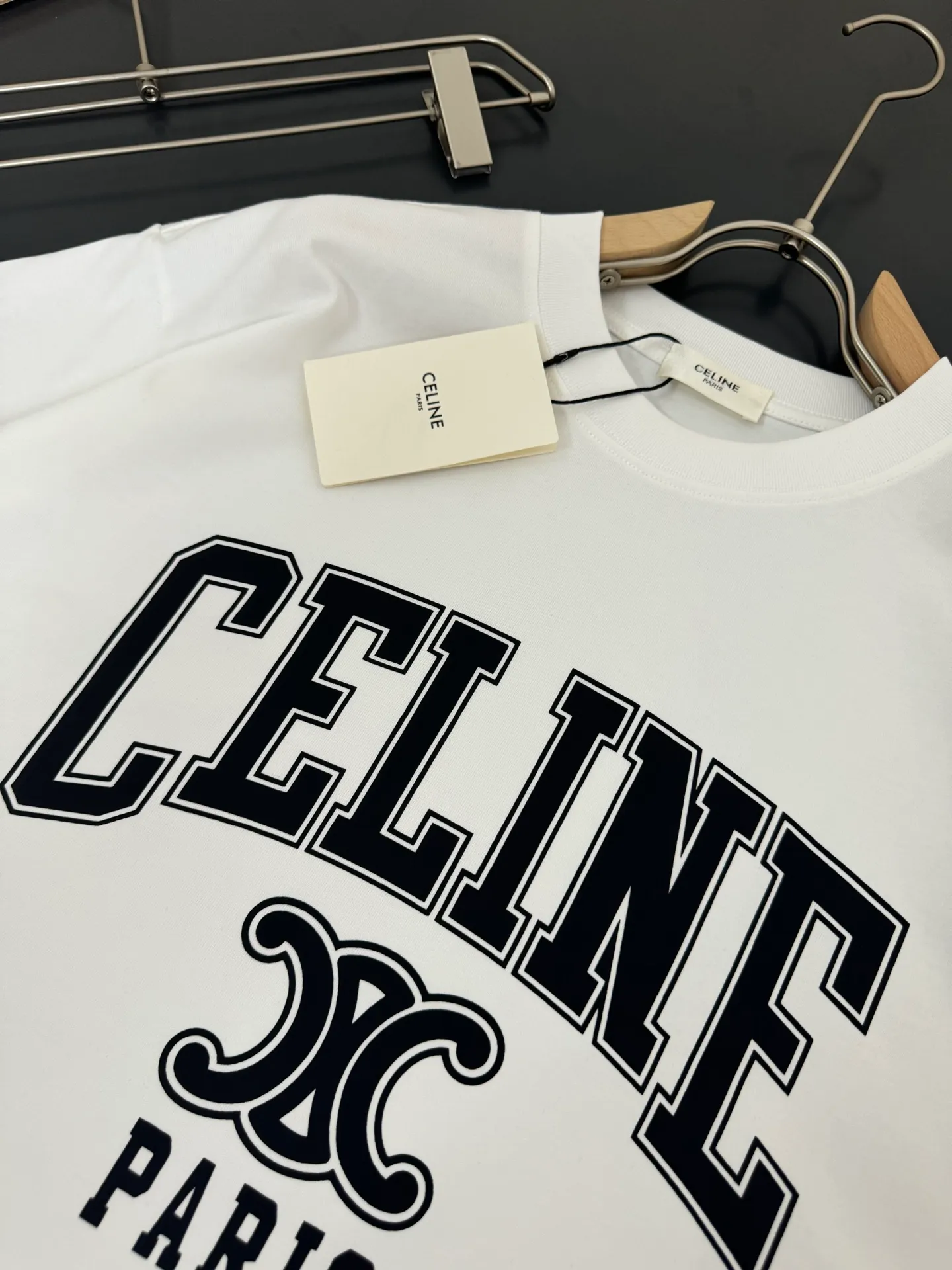 🅿️200 CELINE* Celine* 320g heavyweight pure cotton T-shirt with loose fit and three-dimensional printed logo design. Spring and summer new round neck fashionable short-sleeved T-shirt. Comfortable against the skin, durable and easy to wear. Meticulous original craftsmanship, a must-have for casual and versatile colors. Color: white, black, rose. Size: S M L XL XXL