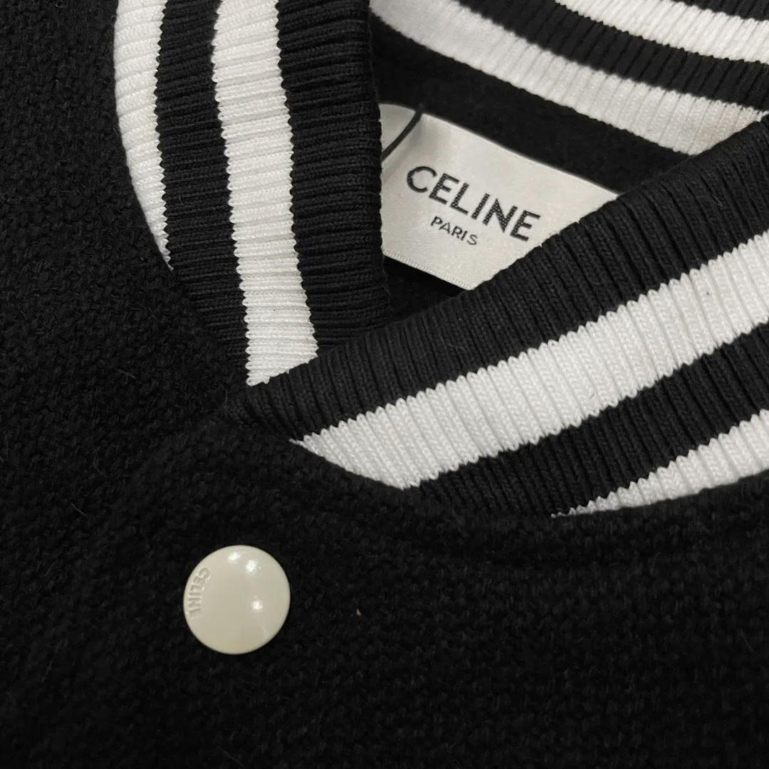 🅿️440 Celine➡️Celine runway style baseball jacket. I ordered the original model and took a month to finally ship it. I love it so much. The upper body is really cool. A Douyin blogger said that this year's new jacket will become a future trend. If you look through street photos, you will find that celebrities regard it as a collectible jacket, a must-have item for men and women who want light luxury for commuting. Developing the highest version on the entire network, it took 1 month to customize and the cost was extremely high. The German imported flat-machine made custom-woven wool jacquard threads, using the first layer of imported lambskin. The pleated texture is unparalleled. It is hand-cut and meticulously crafted. The stitching position is very technical. Whether the whole garment is good or not depends on this position. Top-notch workmanship and details can stand the test. A full set of customized accessories, the letters are clear and perfectly restored without any difference. High-end atmosphere and full grade! The entire dress is exclusively customized with heavy craftsmanship. The towel patch embroidery is perfectly combined with craft embroidery and precise stitching! Absolute craftsmanship quality!