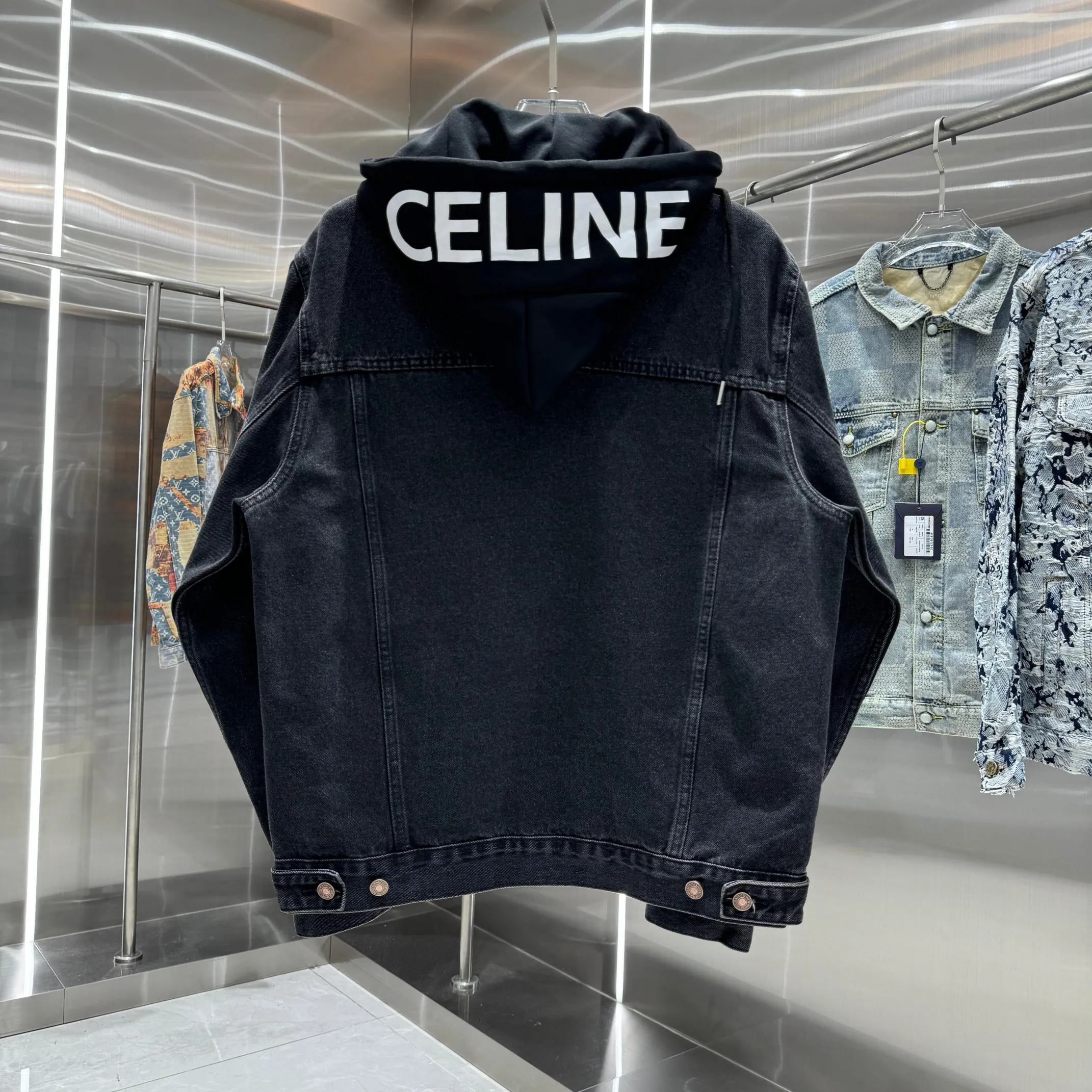 🅿️350 Celin 2025 new fake two-piece denim jacket with hood, denim and sweatshirt spliced ​​together, it has a bit of a student-era atmosphere! The hat is printed with the logo of the capsule series and is not removable. The fake two-piece design feels great and is very easy to match. It can be worn in all seasons! The whole piece of clothing uses multiple washing techniques, including fermentation washing + fermentation grinding + horsetail + cat whiskers. The fabric is pure cotton denim with bamboo. The feel is almost the same as YB, so it is more expensive than regular ones! Many places on the clothes are whitened and polished, and the light and dark are intertwined to enhance the freshness of the clothes, unlike the dull and boring colors of a single color. The hardware I-buckle is molded and customized, and the details are very good! Size M L XL XXL Color Black