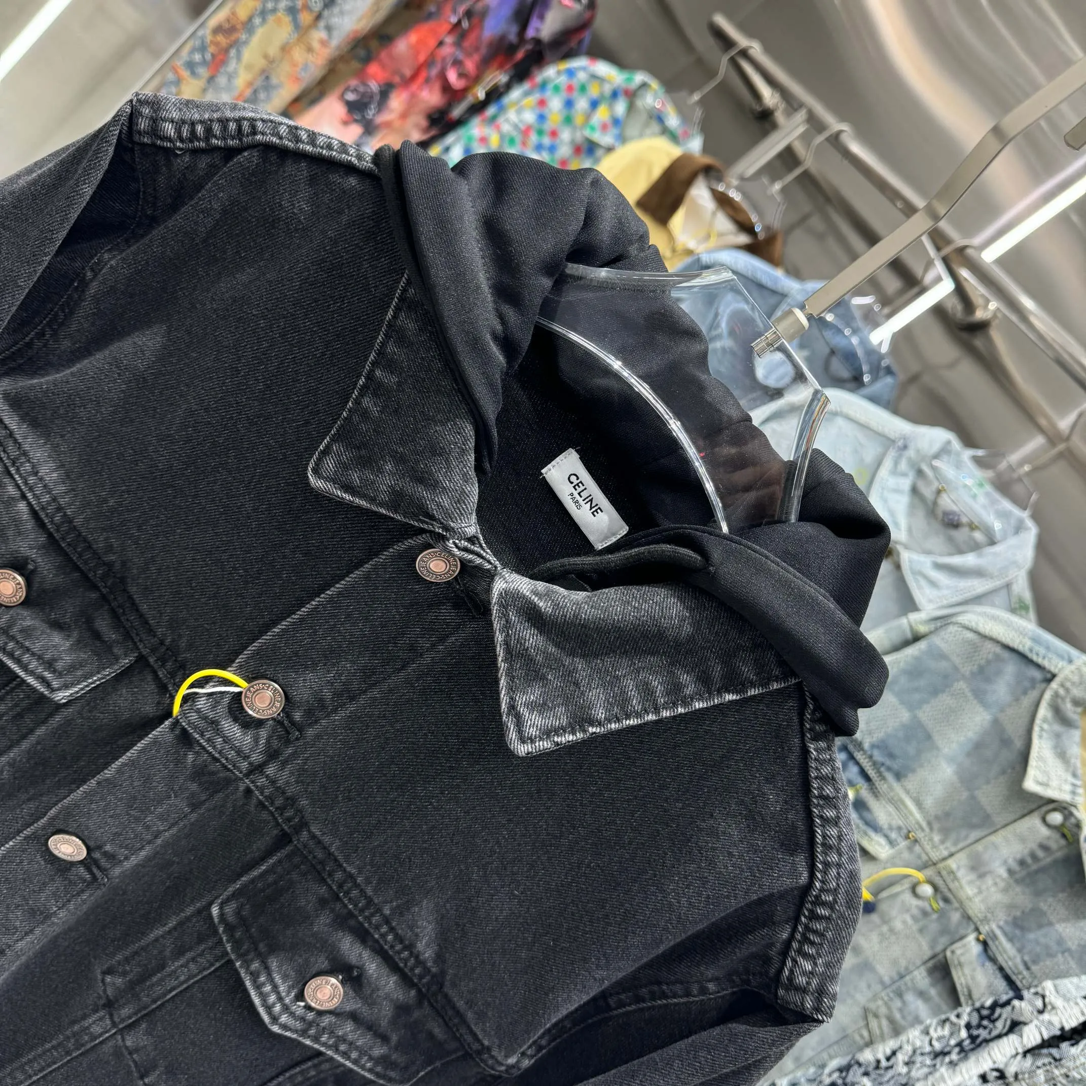 🅿️350 Celin 2025 new fake two-piece denim jacket with hood, denim and sweatshirt spliced ​​together, it has a bit of a student-era atmosphere! The hat is printed with the logo of the capsule series and is not removable. The fake two-piece design feels great and is very easy to match. It can be worn in all seasons! The whole piece of clothing uses multiple washing techniques, including fermentation washing + fermentation grinding + horsetail + cat whiskers. The fabric is pure cotton denim with bamboo. The feel is almost the same as YB, so it is more expensive than regular ones! Many places on the clothes are whitened and polished, and the light and dark are intertwined to enhance the freshness of the clothes, unlike the dull and boring colors of a single color. The hardware I-buckle is molded and customized, and the details are very good! Size M L XL XXL Color Black
