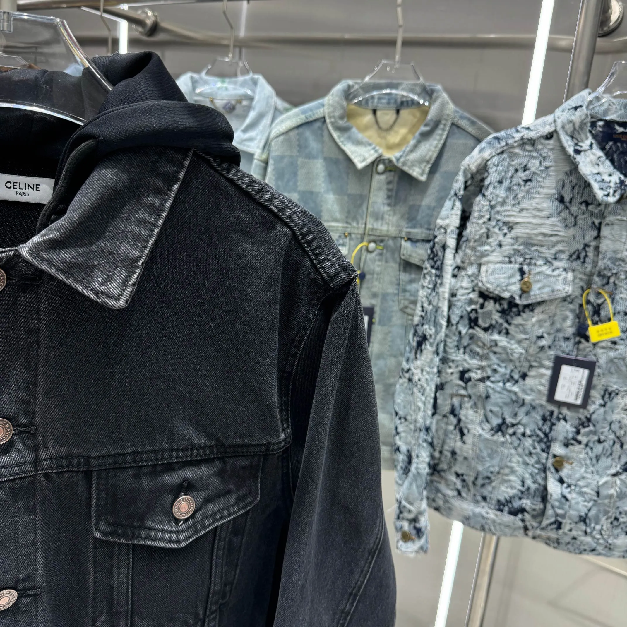🅿️350 Celin 2025 new fake two-piece denim jacket with hood, denim and sweatshirt spliced ​​together, it has a bit of a student-era atmosphere! The hat is printed with the logo of the capsule series and is not removable. The fake two-piece design feels great and is very easy to match. It can be worn in all seasons! The whole piece of clothing uses multiple washing techniques, including fermentation washing + fermentation grinding + horsetail + cat whiskers. The fabric is pure cotton denim with bamboo. The feel is almost the same as YB, so it is more expensive than regular ones! Many places on the clothes are whitened and polished, and the light and dark are intertwined to enhance the freshness of the clothes, unlike the dull and boring colors of a single color. The hardware I-buckle is molded and customized, and the details are very good! Size M L XL XXL Color Black