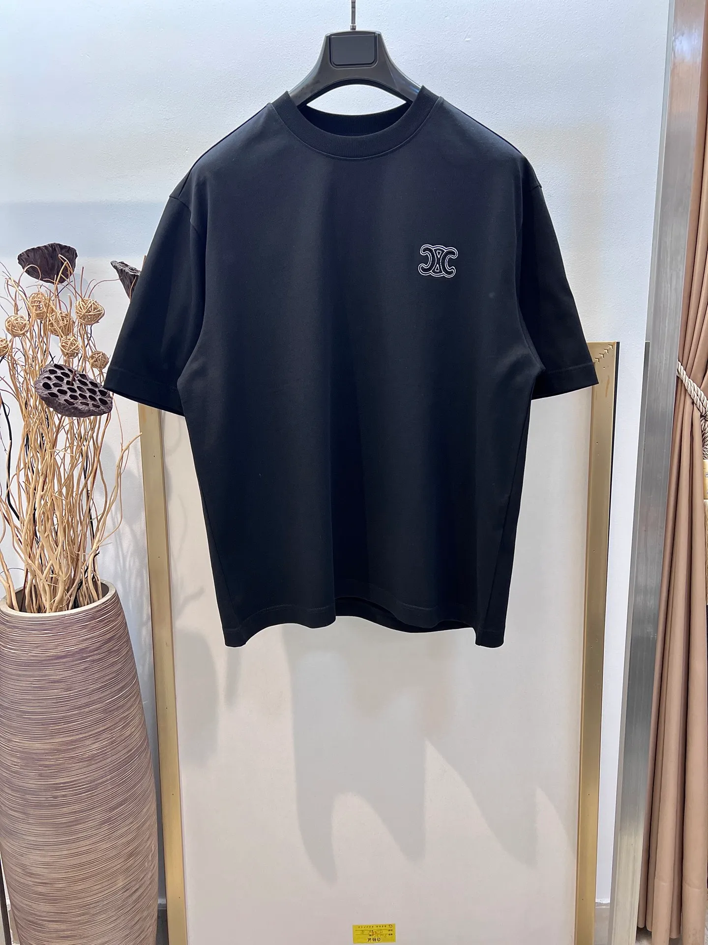 🅿️230 🌈Size: s/m/l/xl Wide version in black and white, same style for men and women 1973538250081 Celi*e/Celine 2025FW Spring and Summer Series Hollow embroidered three-dimensional destruction of logo letters Heavy cotton with loose fit half-sleeved T-shirt Washing method: Dry clean or wrap it in a laundry bag and wash it separately and iron the reverse side at medium temperature! Do not soak/wash in warm water!