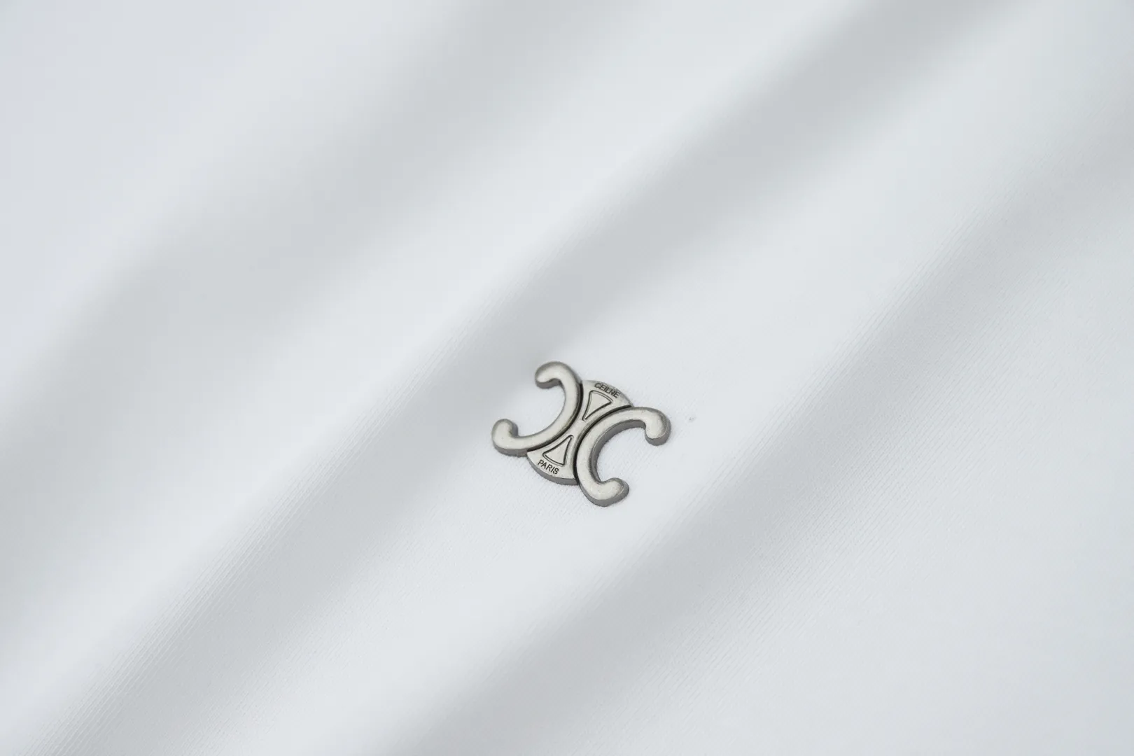 🅿️200 ✨CEL✨🆕25SS spring and summer new short-sleeved style, light luxury, a must-have item for daily commuting for men and women, correct version, welcome to compare, detailed features · 260g 100% pure cotton double yarn jersey fabric · Custom dyed in the same cylinder, special thickened 32 double-ply 1X1 threads · Double-needle stitching and cross-stitch technology · Original main mark, washed tag, brand moisture-proof paper packaging Color: white/black/grey Size: S/M/L/XL