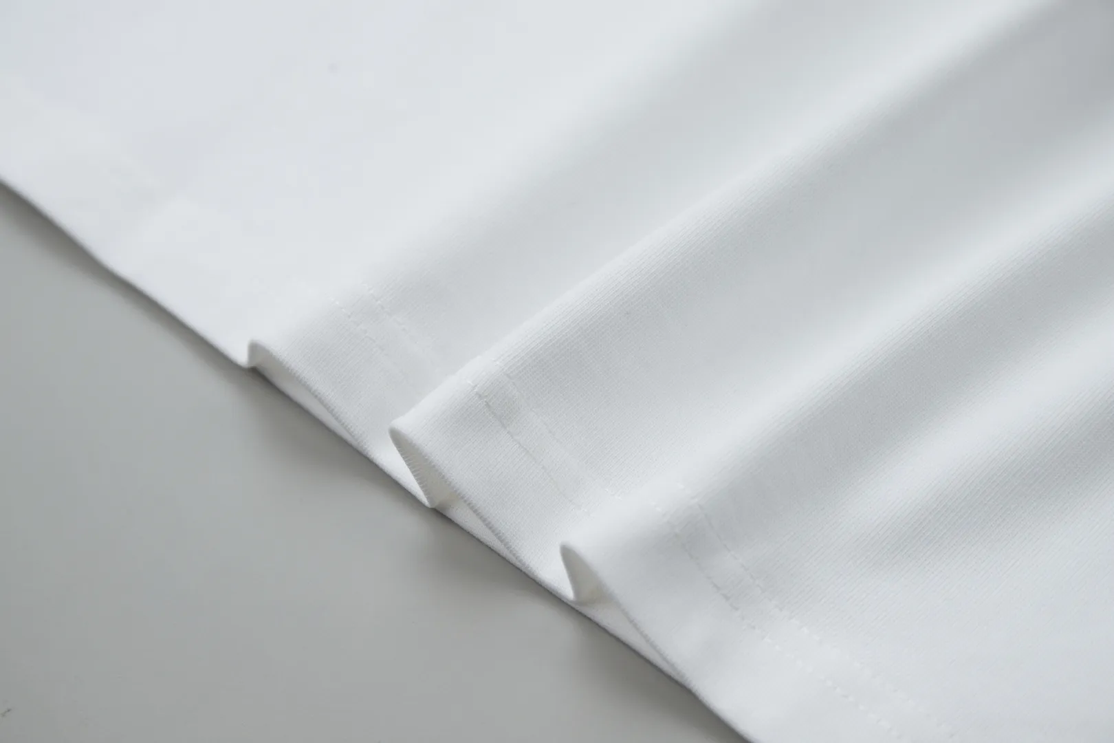 🅿️200 ✨CEL✨🆕25SS spring and summer new short-sleeved style, light luxury, a must-have item for daily commuting for men and women, correct version, welcome to compare, detailed features · 260g 100% pure cotton double yarn jersey fabric · Custom dyed in the same cylinder, special thickened 32 double-ply 1X1 threads · Double-needle stitching and cross-stitch technology · Original main mark, washed tag, brand moisture-proof paper packaging Color: white/black/grey Size: S/M/L/XL