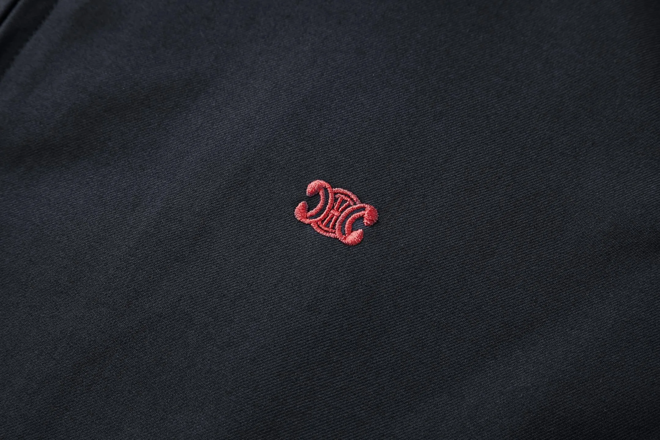 🅿️480 exclusive supply] Celine Arc de Triomphe embroidered zipper jacket (navy blue). The original version was purchased and developed for 19,500. The fabric is made of 32-count combed cotton fabric and is custom-woven with 60% wool. Double layer composite thickening, weight is about 400 grams. Lined with high-density spun lining. The zipper uses electroplated hardware and bright silver pull bars, and the zipper uses European-style imported zippers, decorated with composite cowhide sliders. The embroidery uses 3D three-dimensional embroidery, and the chest is embellished with Arc de Triomphe embroidery. Add a touch of simple, high-end style. The shirt collar is made of double layers and ironed to make the upper body of the clothes more three-dimensional. The entire garment is made using a special machine. Lining: 62% wool, 38% cotton Lining: 100% viscose Pocket lining: 100% cotton TRIOMPHE embroidered loose fit shirt collar, 2 diagonal suit pockets Elastic waistband and cuffs, zipper closure, TRIOMPHE embossed leather zipper puller. Size:S-M-L-XL