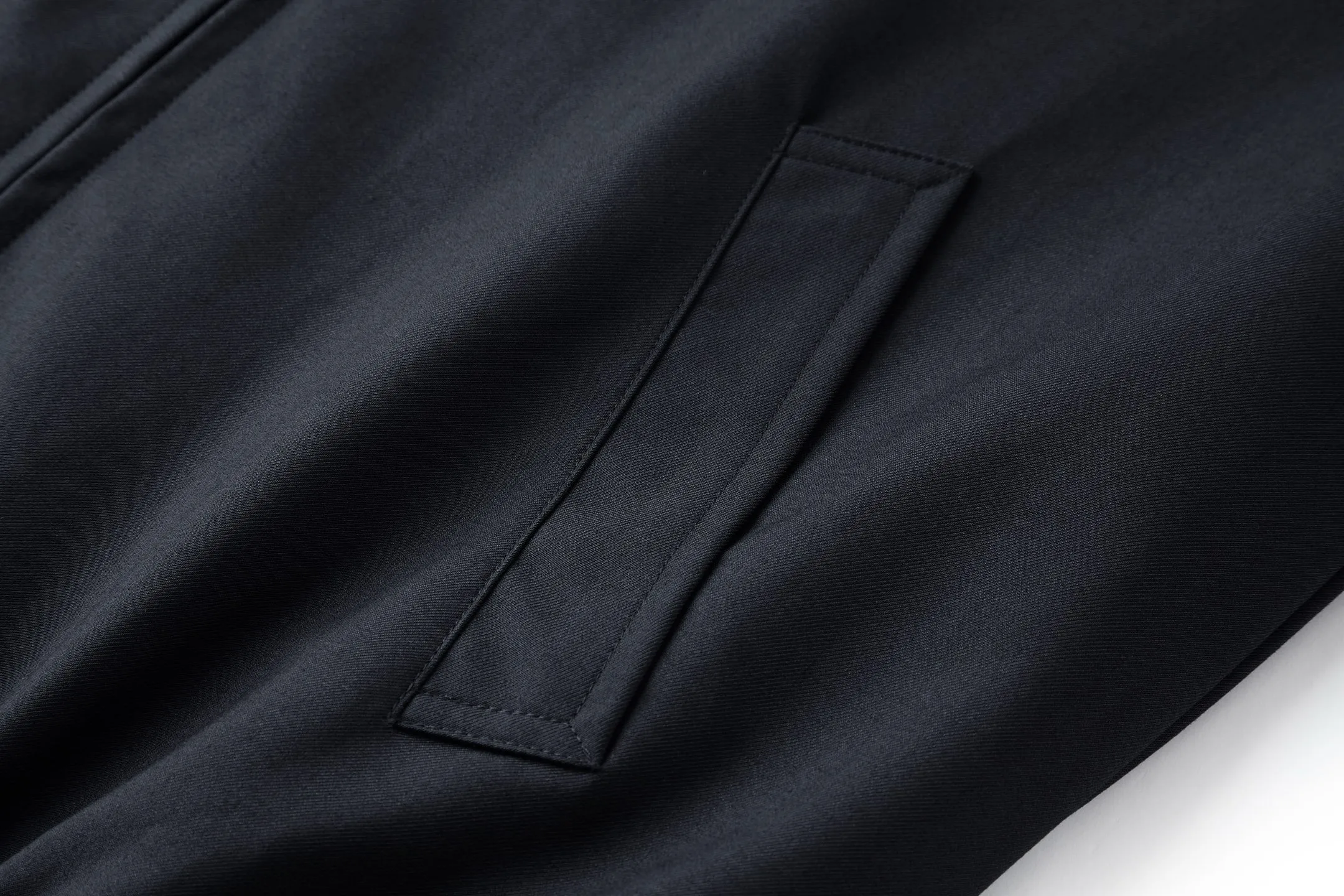 🅿️480 exclusive supply] Celine Arc de Triomphe embroidered zipper jacket (navy blue). The original version was purchased and developed for 19,500. The fabric is made of 32-count combed cotton fabric and is custom-woven with 60% wool. Double layer composite thickening, weight is about 400 grams. Lined with high-density spun lining. The zipper uses electroplated hardware and bright silver pull bars, and the zipper uses European-style imported zippers, decorated with composite cowhide sliders. The embroidery uses 3D three-dimensional embroidery, and the chest is embellished with Arc de Triomphe embroidery. Add a touch of simple, high-end style. The shirt collar is made of double layers and ironed to make the upper body of the clothes more three-dimensional. The entire garment is made using a special machine. Lining: 62% wool, 38% cotton Lining: 100% viscose Pocket lining: 100% cotton TRIOMPHE embroidered loose fit shirt collar, 2 diagonal suit pockets Elastic waistband and cuffs, zipper closure, TRIOMPHE embossed leather zipper puller. Size:S-M-L-XL
