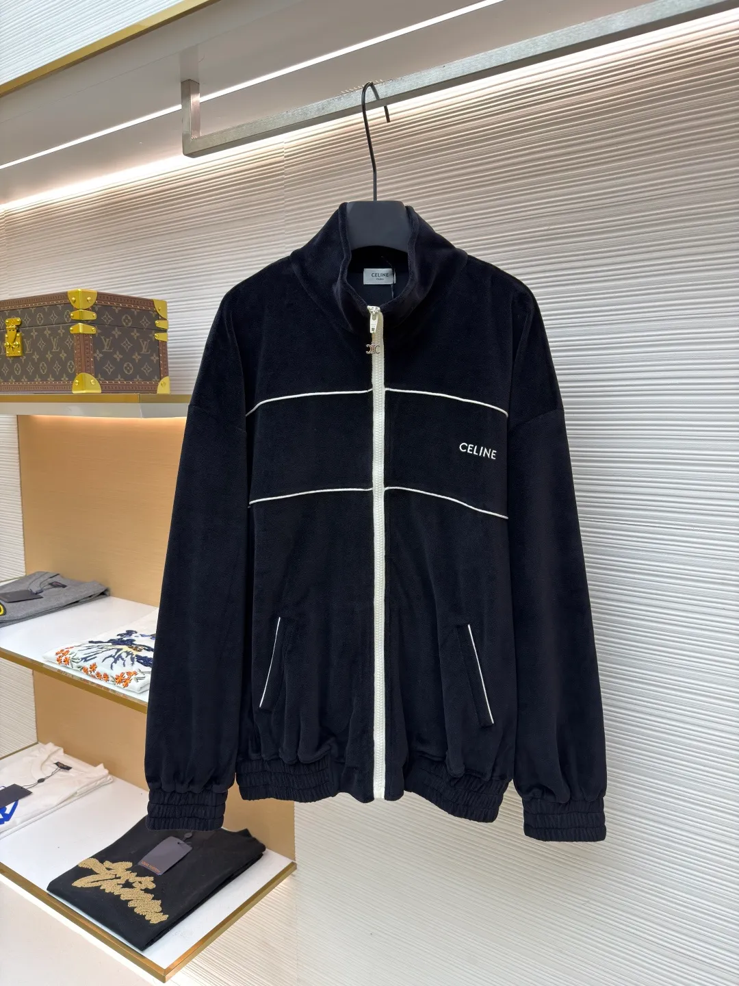 CELINE velvet letter jacket ●Original version: purchased and developed for 13,000 ●Item number: 1681425-B25 ●Fabric: velvet fabric ●Technology: Pressed production ●Version: fitted version ●Weight: about 665 grams ●Size: XS-S-M-L ●Description: The fabric is made of 80% cotton + 20% polyester blended plain fabric. The AB color swatch is printed according to the Y version, and the bulk fabric is ordered and dyed. The loops on the surface of the fabric are raised using a 24-pipe napping machine. After raising, the nap is suctioned and sheared, just like the Y version. The pile height is 0.3cm. The pile components are all 100% cotton yarn. It is breathable and anti-static. It is different from the low-end versions of polyester fleece fabrics in the market. The front panel is embroidered with Tajima embroidery machine imported from Japan. The cotton mercerized thread is embroidered in multiple layers to embroider three-dimensional small chapter flowers. The bottom The surface is equipped with TPU film, which is manually positioned and pressed on the cut piece using a constant-temperature embossing machine. It is matched with 50s double-ply cotton plain weave pocket fabric. A small pendant with double C snap hardware is hung on the zipper. The entire stop is flat-carved with contrasting color extrusion strips, and all seams are small three-line and two-point seams. The overall wiring is straight and delicate, the fabric is comfortable and soft, and the color is consistent without color difference. It can be matched with the same style to create a fashionable look and control various occasions. Customized accessories, complete with three standards, same style for men and women!