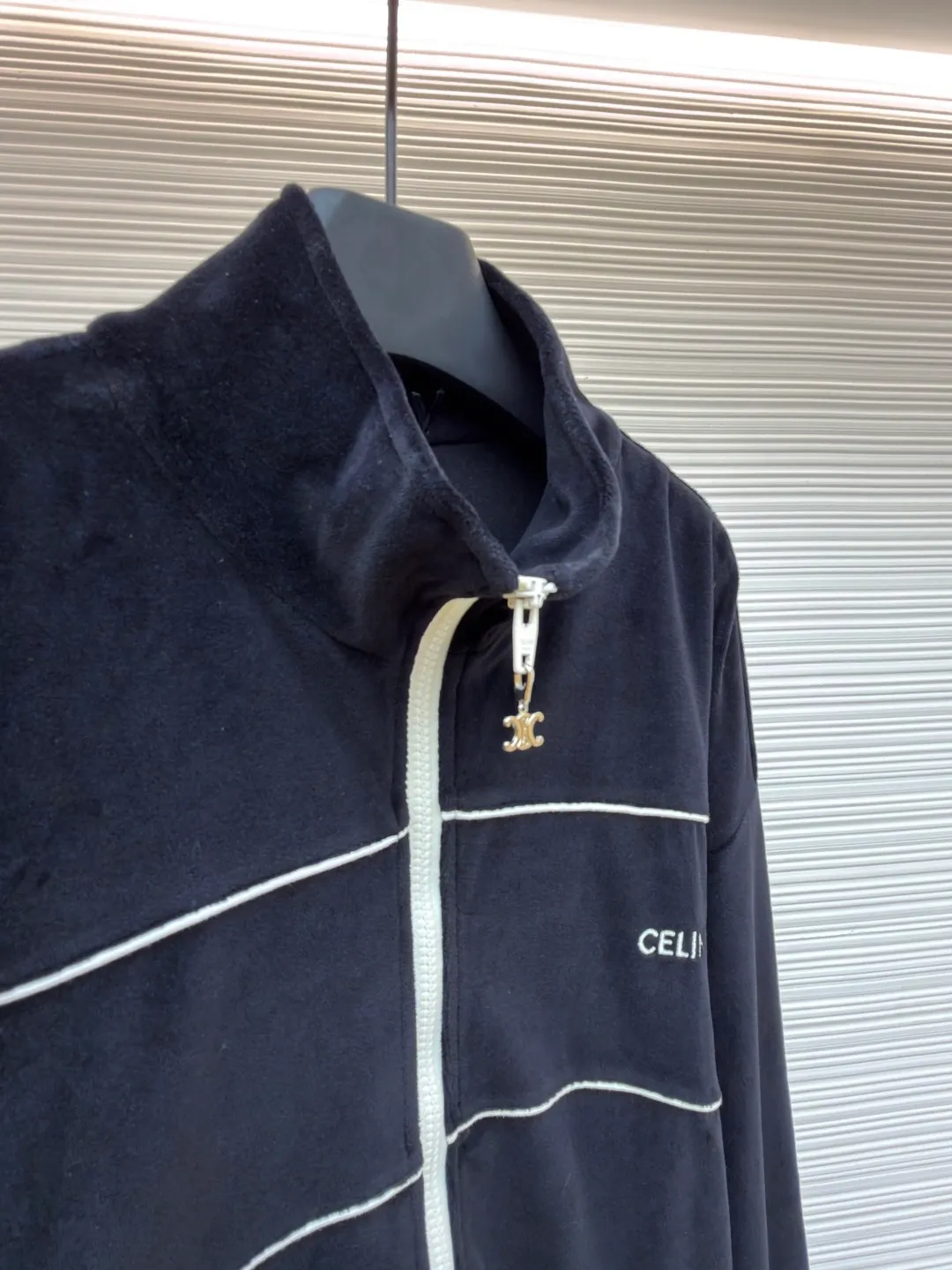 CELINE velvet letter jacket ●Original version: purchased and developed for 13,000 ●Item number: 1681425-B25 ●Fabric: velvet fabric ●Technology: Pressed production ●Version: fitted version ●Weight: about 665 grams ●Size: XS-S-M-L ●Description: The fabric is made of 80% cotton + 20% polyester blended plain fabric. The AB color swatch is printed according to the Y version, and the bulk fabric is ordered and dyed. The loops on the surface of the fabric are raised using a 24-pipe napping machine. After raising, the nap is suctioned and sheared, just like the Y version. The pile height is 0.3cm. The pile components are all 100% cotton yarn. It is breathable and anti-static. It is different from the low-end versions of polyester fleece fabrics in the market. The front panel is embroidered with Tajima embroidery machine imported from Japan. The cotton mercerized thread is embroidered in multiple layers to embroider three-dimensional small chapter flowers. The bottom The surface is equipped with TPU film, which is manually positioned and pressed on the cut piece using a constant-temperature embossing machine. It is matched with 50s double-ply cotton plain weave pocket fabric. A small pendant with double C snap hardware is hung on the zipper. The entire stop is flat-carved with contrasting color extrusion strips, and all seams are small three-line and two-point seams. The overall wiring is straight and delicate, the fabric is comfortable and soft, and the color is consistent without color difference. It can be matched with the same style to create a fashionable look and control various occasions. Customized accessories, complete with three standards, same style for men and women!