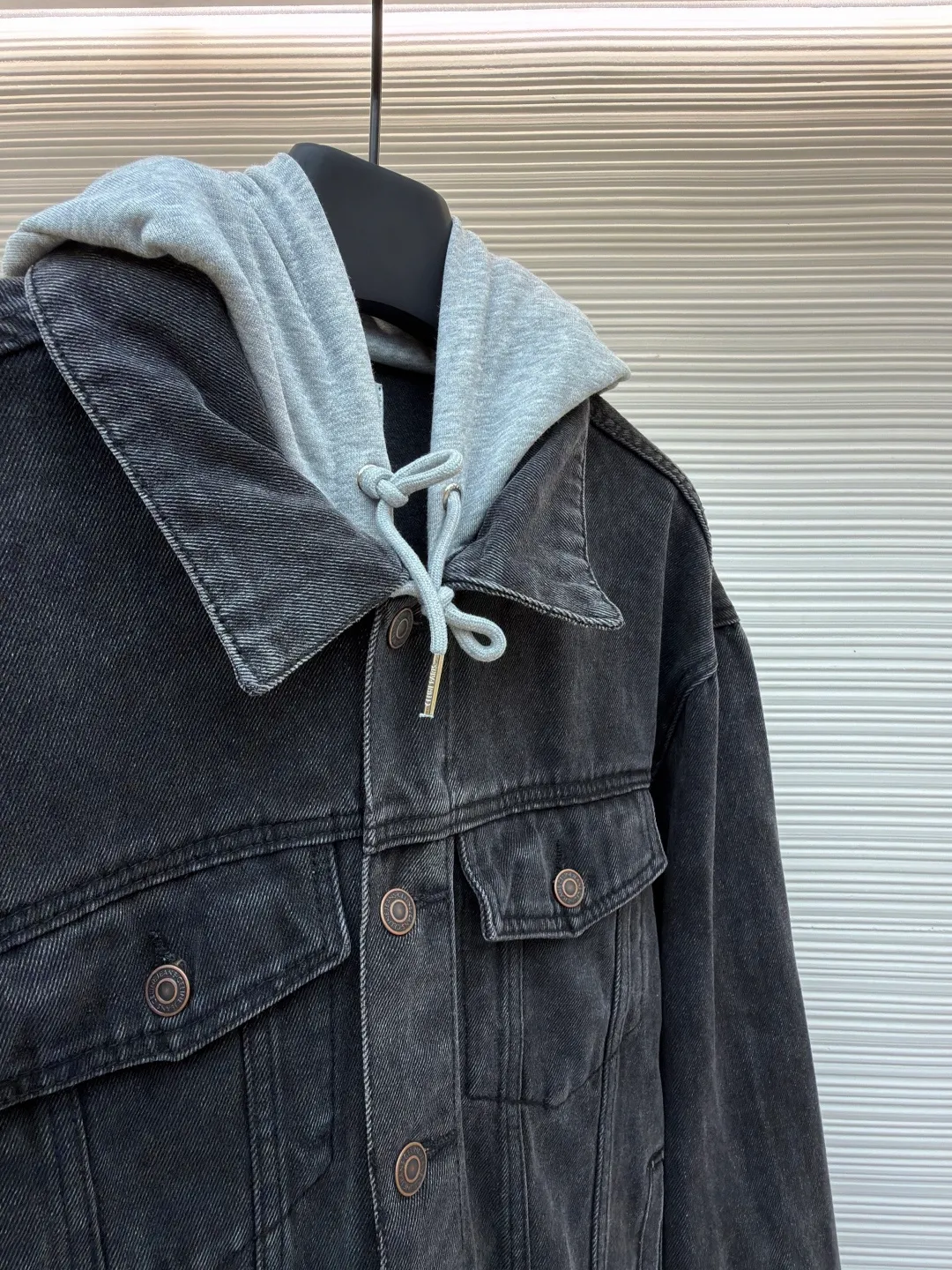Celine hooded denim jacket ●Original version: Purchased and developed for 14500 ●Item number: 1682200-B40 ●Material: denim fabric ●Technology: Made with pure handmade high-elastic offset printing technology ●Color: black and gray ●Version: fitted version ●Weight: about 1185 grams ●Size: S-M-L-XL ●Description: Customized high-density cotton twill denim fabric, full of texture, comfortable and close to the skin, with classic light blue denim background Innate freedom and spontaneity. The front panel is simple and neat in the clean fit style. The Celine mark is on the hood. It is not noisy but has its own sound. The original charm of the denim jacket is outlined with clean and neat lines. It has the charm of simplicity and the charm of versatility. The whole piece of clothing is washed with medium filtration and uses a special solution to remove stains and slight fading. Then it is washed with snowflakes. The color is faded through strong washing methods to make the color more uniform. The workmanship is complex and pure manual high-elastic offset printing technology. Every coloring and every pressing has been repeatedly pulled. It still maintains the original shape and color during washing and other processes. It can better reflect the craftsman's exquisite skills and control of details. The whole piece of clothing is stitched using an embedded clamp machine. The embedded clamp machine can control the distance between the double needles by changing the needle position. Achieve seamless splicing, smooth and tidy. The overall wiring is straight and delicate, the fabric is comfortable and soft, and the color is consistent without color difference. It can be matched with the same style to create a fashionable look and control various occasions. Customized accessories, complete with three standards, same style for men and women!