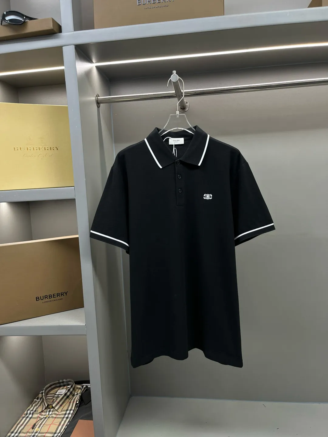 🅿️220 CELINE Celine Arc de Triomphe embroidered new Polo shirt. Original fabric. Official same style. Made of 210g pure cotton pique fabric, customized in the same vat dyeing fabric. Very comfortable and smooth to the touch. Very wide and stylish. Produced by a first-line brand OEM factory. Imported Behringer embroidery machine. The embroidery is full and textured. The ribs at the collar and mouth are woven with imported yarn. It will not deform after long-term wear. The latest style for spring and summer. Fashionable and individual. Super versatile and good-looking. It is very suitable for both men and women. It is a must-have item for everyone. Color: Black White Size: S-XXL