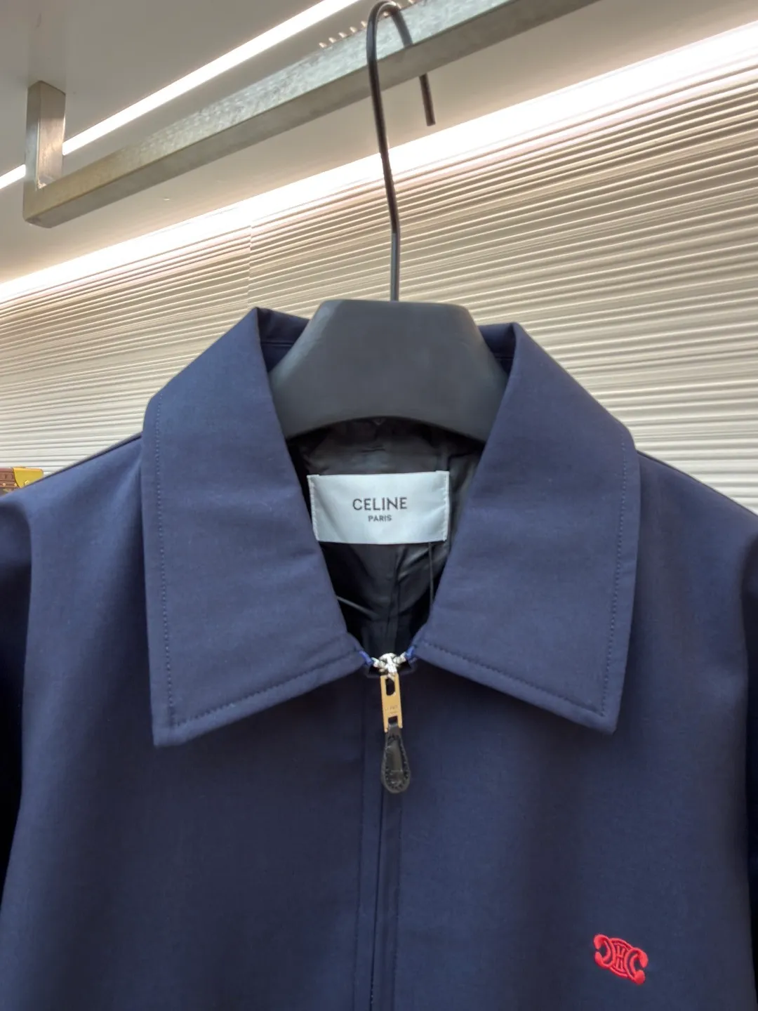 Celine embroidered Arc de Triomphe zipper cadre jacket ●Original version: Purchased and developed for 19500 ●Item number: 1681608-A90 ●Fabric: combed cotton fabric ●Technology: embroidery production ●Color: royal blue ●Version: fitted version ●Weight: about 695 grams ●Size: S-M-L-XL ●Description: Made of 32-count combed cotton fabric, custom-woven with 60% wool content. Double layer composite thickening, weight is about 400 grams. Lined with high-density spun lining. The zipper uses electroplated hardware and bright silver pull bars, and the zipper uses European-style imported zippers, decorated with composite cowhide sliders. The embroidery uses 3D three-dimensional embroidery, and the chest is embellished with Arc de Triomphe embroidery. Add a touch of simple, high-end style. The shirt collar is made of double layers and ironed to make the upper body of the clothes more three-dimensional. The entire garment is made using a special machine. Fabric: 62% wool, 38% cotton Lining: 100% viscose Pocket lining: 100% cotton TRIOMPHE embroidered loose fit shirt collar, 2 slant suit pockets Elastic waistband and cuffs, zipper closure with TRIOMPHE embossed leather zipper pullers. The overall wiring is straight and delicate, the fabric is comfortable and soft, and the color is consistent without color difference. It can be matched with the same style to create a fashionable look and control various occasions. Customized accessories, complete with three standards, same style for men and women!
