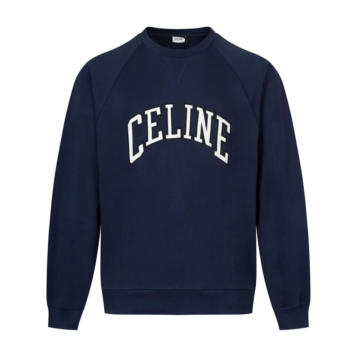 🅿️420 [Exclusive supply] Celine 25FW stroke patch letter round neck sweatshirt. The fabric is made of 26S 380g double yarn + 10S reverse terry bottom yarn fabric, and the rib is made of 21S 380g double yarn rib. The fabric structure adopts a unique 26S/10S double yarn system: the surface is woven with 26 fine yarns to ensure a delicate skin feel and a smooth appearance; the inside is made of 10 roving yarns to form a rich and waxy terry, which is fluffy and soft after being raised. The combination of two different materials achieves a balance between warmth retention and breathability. The core craftsmanship is reflected in the patch embroidery decoration, where the custom-shaped patch is accurately positioned and then covered with high-density embroidery thread for hemming. This process makes the pattern present a strong three-dimensional layering, and the edges are strong and wear-resistant, effectively avoiding the problem of easy snagging in ordinary embroidery, and at the same time improving the visual expression through material collision. The design follows the classic raglan sleeve structure, and the sleeves are seamlessly connected to the body, giving the shoulders greater freedom of movement. The V-shaped ribbed round neck not only enhances the collar's resistance to deformation with counter-directional weaving, but also optimizes the visual proportions of the neck and face through line extension. The overall design is constructed through the triple combination of composite weaving, heavy embroidery and functional patterns to create an extraordinary design style in the basic style. Size:XS-S-M-L