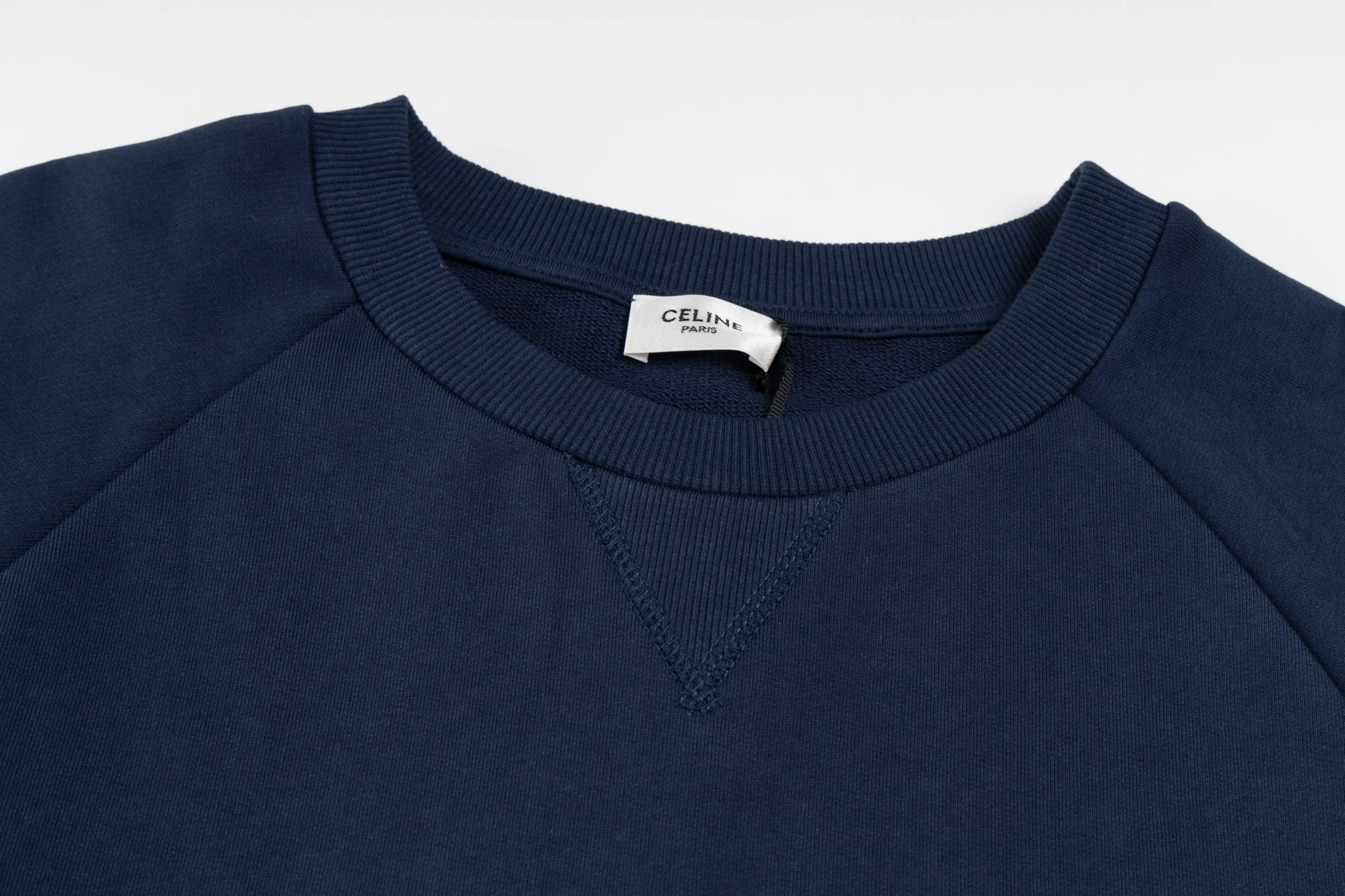 🅿️420 [Exclusive supply] Celine 25FW stroke patch letter round neck sweatshirt. The fabric is made of 26S 380g double yarn + 10S reverse terry bottom yarn fabric, and the rib is made of 21S 380g double yarn rib. The fabric structure adopts a unique 26S/10S double yarn system: the surface is woven with 26 fine yarns to ensure a delicate skin feel and a smooth appearance; the inside is made of 10 roving yarns to form a rich and waxy terry, which is fluffy and soft after being raised. The combination of two different materials achieves a balance between warmth retention and breathability. The core craftsmanship is reflected in the patch embroidery decoration, where the custom-shaped patch is accurately positioned and then covered with high-density embroidery thread for hemming. This process makes the pattern present a strong three-dimensional layering, and the edges are strong and wear-resistant, effectively avoiding the problem of easy snagging in ordinary embroidery, and at the same time improving the visual expression through material collision. The design follows the classic raglan sleeve structure, and the sleeves are seamlessly connected to the body, giving the shoulders greater freedom of movement. The V-shaped ribbed round neck not only enhances the collar's resistance to deformation with counter-directional weaving, but also optimizes the visual proportions of the neck and face through line extension. The overall design is constructed through the triple combination of composite weaving, heavy embroidery and functional patterns to create an extraordinary design style in the basic style. Size:XS-S-M-L