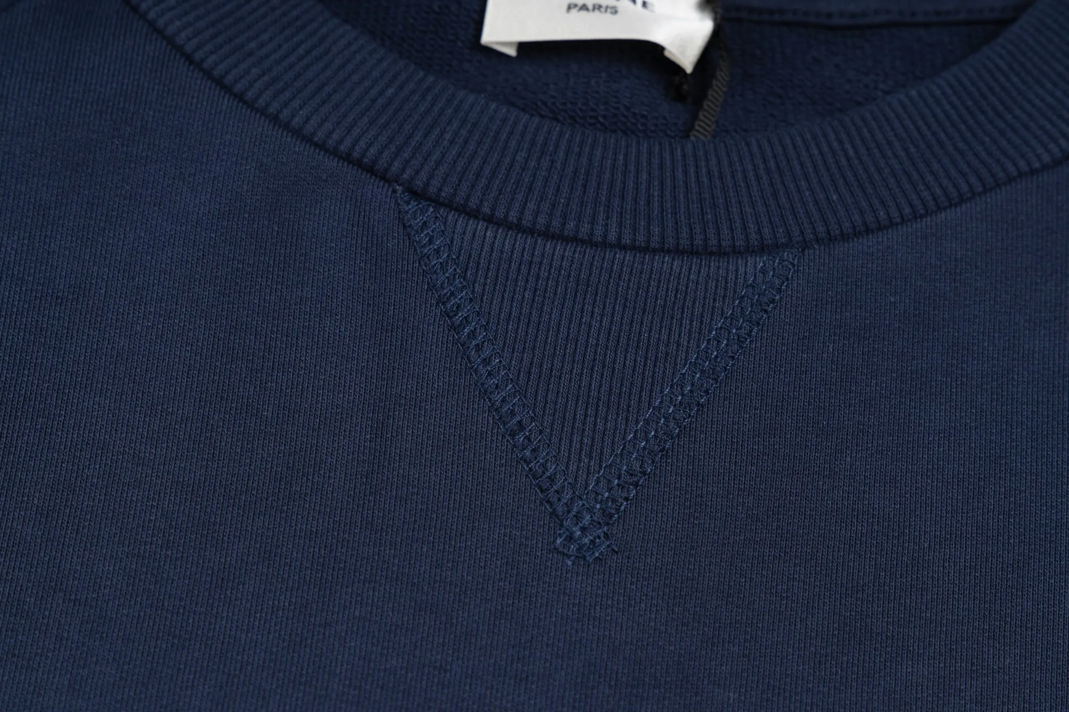 🅿️420 [Exclusive supply] Celine 25FW stroke patch letter round neck sweatshirt. The fabric is made of 26S 380g double yarn + 10S reverse terry bottom yarn fabric, and the rib is made of 21S 380g double yarn rib. The fabric structure adopts a unique 26S/10S double yarn system: the surface is woven with 26 fine yarns to ensure a delicate skin feel and a smooth appearance; the inside is made of 10 roving yarns to form a rich and waxy terry, which is fluffy and soft after being raised. The combination of two different materials achieves a balance between warmth retention and breathability. The core craftsmanship is reflected in the patch embroidery decoration, where the custom-shaped patch is accurately positioned and then covered with high-density embroidery thread for hemming. This process makes the pattern present a strong three-dimensional layering, and the edges are strong and wear-resistant, effectively avoiding the problem of easy snagging in ordinary embroidery, and at the same time improving the visual expression through material collision. The design follows the classic raglan sleeve structure, and the sleeves are seamlessly connected to the body, giving the shoulders greater freedom of movement. The V-shaped ribbed round neck not only enhances the collar's resistance to deformation with counter-directional weaving, but also optimizes the visual proportions of the neck and face through line extension. The overall design is constructed through the triple combination of composite weaving, heavy embroidery and functional patterns to create an extraordinary design style in the basic style. Size:XS-S-M-L