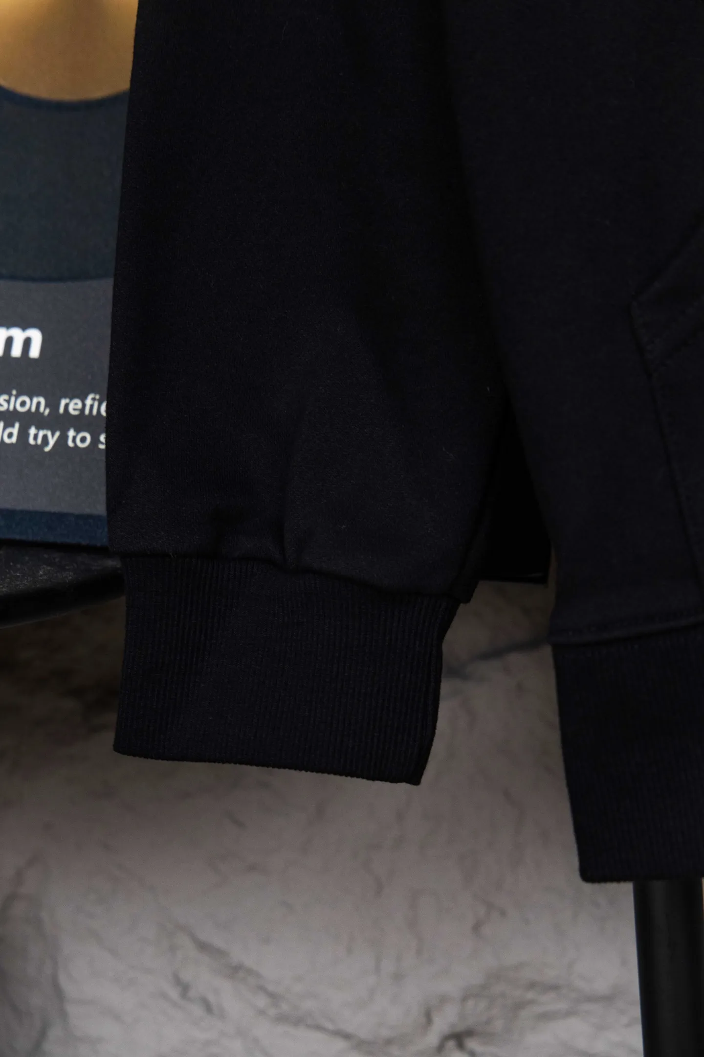 🅿️260 model number: M260 CELINE/Celine basic letter zipper hooded sweatshirt. Different from the Balenciaga style, CE brand fabrics do not pursue weight and thickness. This is a jacket for the spring and summer of 23, so the weight of the fabric will be relatively low, and the upper body will not feel very hot. It is more suitable for the current season. The classic CE printed logo on the chest, the overall fashion is loose, clean and fashionable, and the zipper hanging bell has the same letter LOGO laser as always. Size: S-xl