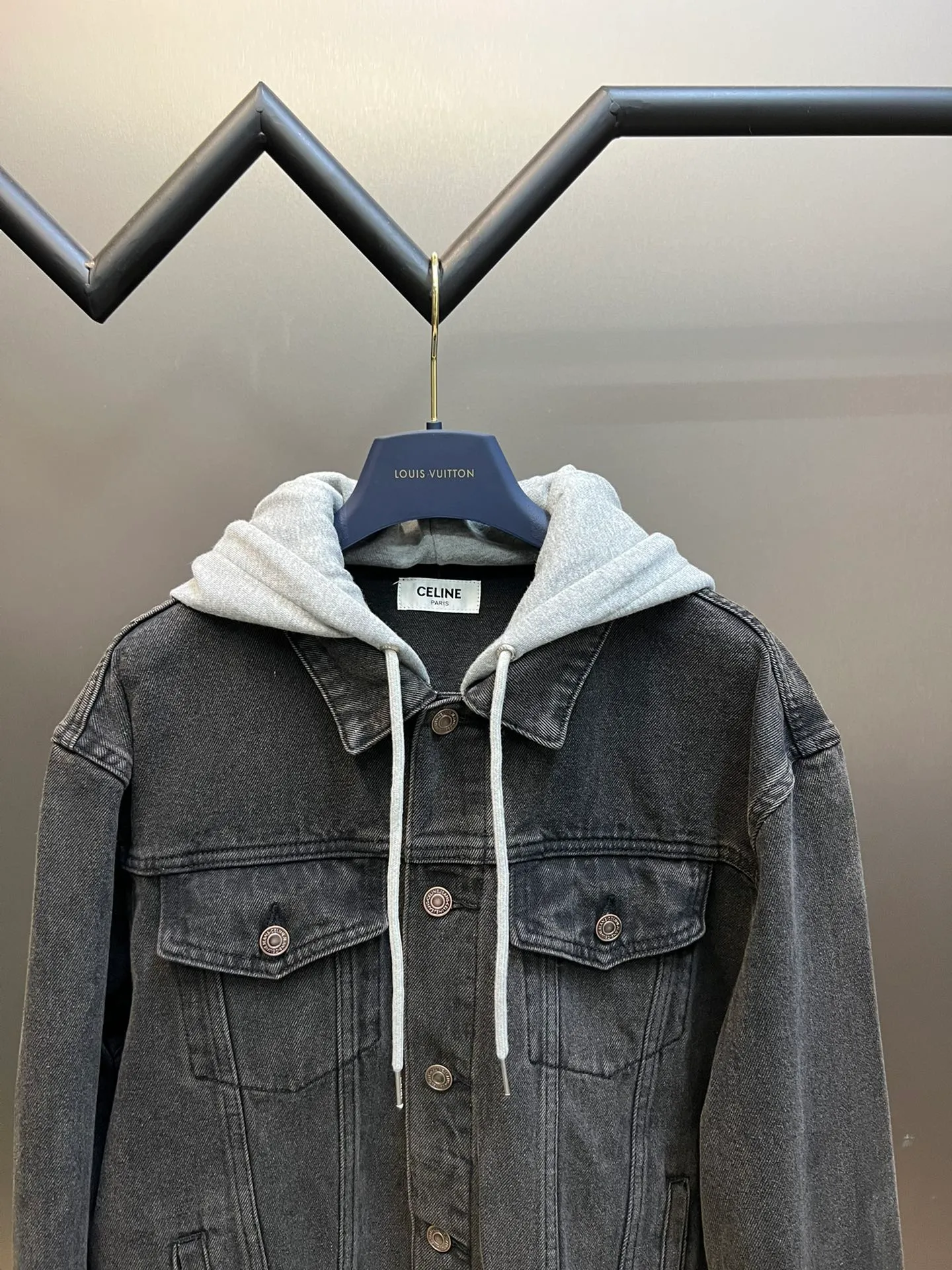 🅿️560 Celine letter print hooded denim jacket is made of 100% pure cotton fabric. Cotton fiber has good hygroscopicity. Under normal circumstances, the fiber can absorb moisture from the surrounding atmosphere, and its moisture content is 8-10%. Breaking the traditional classic style design, it is presented in a new way of splicing. It uses the most classic and fashionable washed denim color splicing sweater hood and integrates the good silhouette tailoring skills to make everything more attractive!  size：s m l