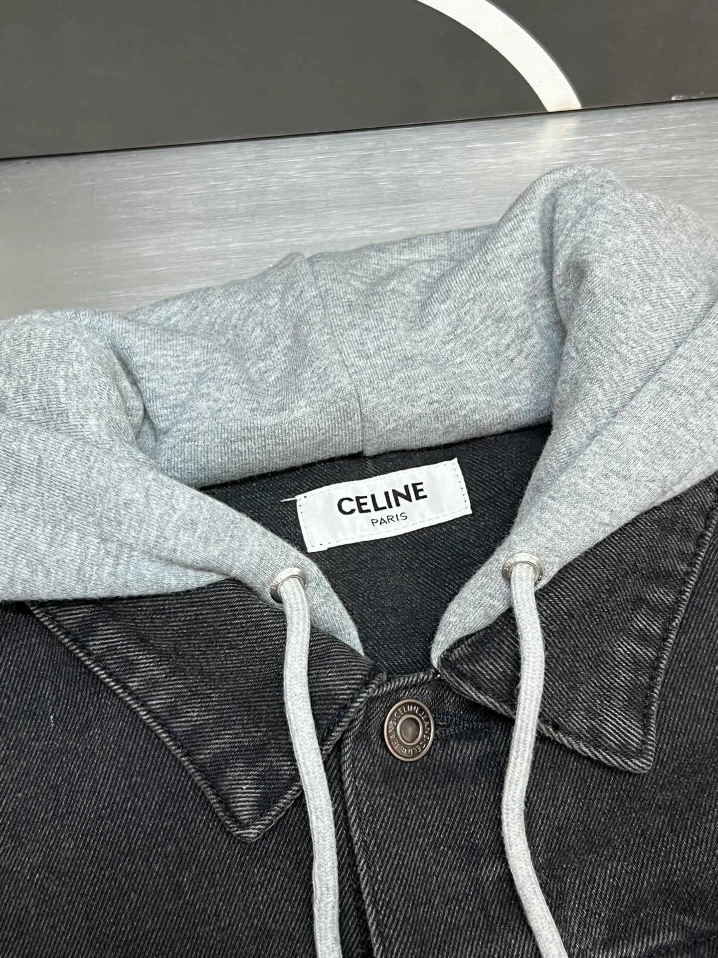 🅿️560 Celine letter print hooded denim jacket is made of 100% pure cotton fabric. Cotton fiber has good hygroscopicity. Under normal circumstances, the fiber can absorb moisture from the surrounding atmosphere, and its moisture content is 8-10%. Breaking the traditional classic style design, it is presented in a new way of splicing. It uses the most classic and fashionable washed denim color splicing sweater hood and integrates the good silhouette tailoring skills to make everything more attractive!  size：s m l
