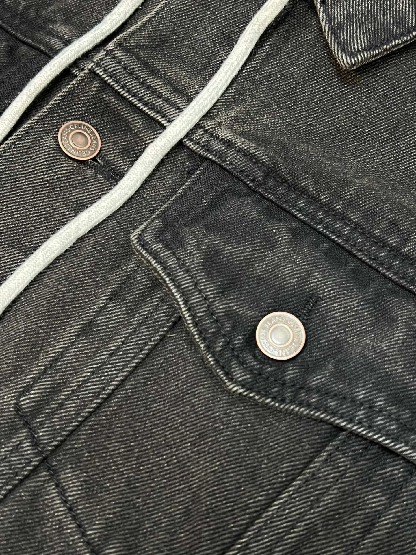 🅿️560 Celine letter print hooded denim jacket is made of 100% pure cotton fabric. Cotton fiber has good hygroscopicity. Under normal circumstances, the fiber can absorb moisture from the surrounding atmosphere, and its moisture content is 8-10%. Breaking the traditional classic style design, it is presented in a new way of splicing. It uses the most classic and fashionable washed denim color splicing sweater hood and integrates the good silhouette tailoring skills to make everything more attractive!  size：s m l