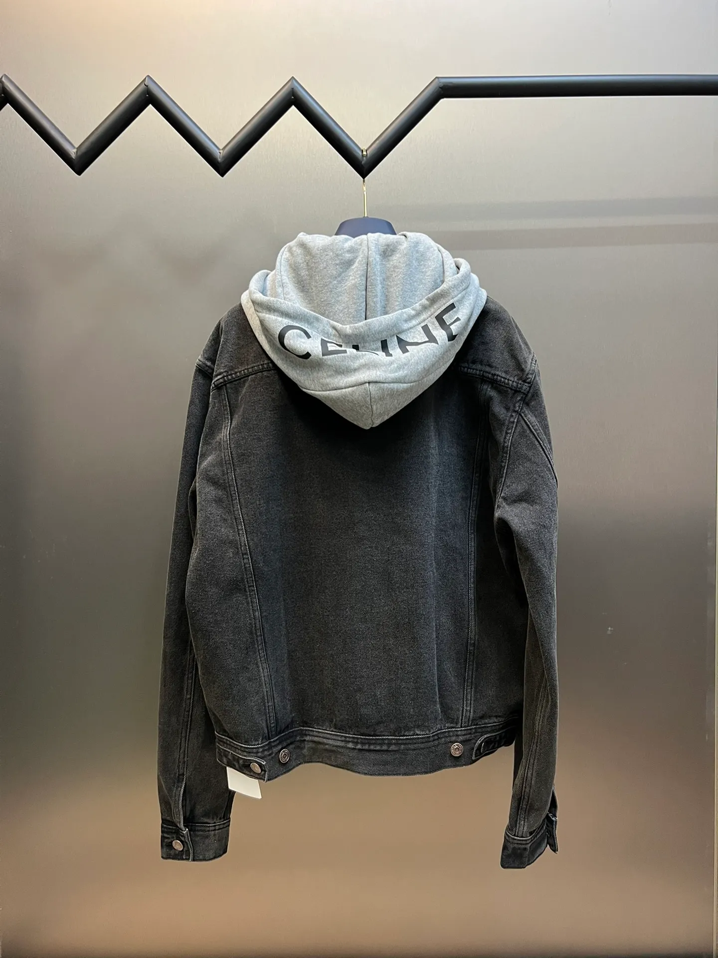 🅿️560 Celine letter print hooded denim jacket is made of 100% pure cotton fabric. Cotton fiber has good hygroscopicity. Under normal circumstances, the fiber can absorb moisture from the surrounding atmosphere, and its moisture content is 8-10%. Breaking the traditional classic style design, it is presented in a new way of splicing. It uses the most classic and fashionable washed denim color splicing sweater hood and integrates the good silhouette tailoring skills to make everything more attractive!  size：s m l