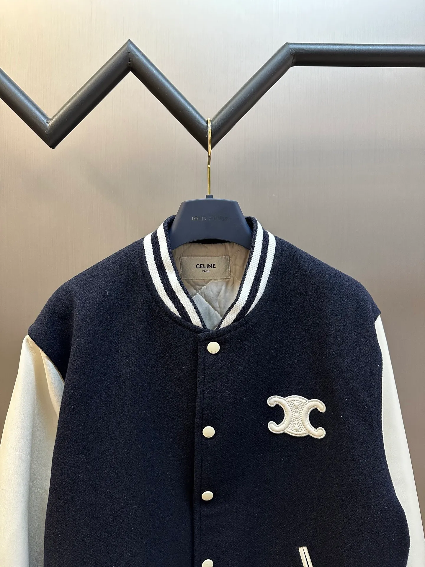 🅿️1800 Celine leather lettered baseball jersey. The fabric is made of 50% wool + 50% acrylic blended yarn, thick wool blended yarn, rapier machine-dyed rice grain jacquard pattern, weight 600g, matching rayon cotton 4*4 diamond checkered lining, using No. 800 washed cotton One-inch 9-needle spacing quilted embroidery, sleeve pocket lip + front and rear chapters are all made of fetal sheepskin, spray-painted according to the original color, the front chapter is laser-burned to create a leather patch, and the inside is filled with sponge embroidery machine embroidery, the back chapter is filled with silicone material inside the leather wool sample, electric hydraulic device Three-dimensional embossing, single letter punched out by letter die, hand-oiled edge sealing, hand-sweeping powder to position letter spacing, pattern machine thick line carving of letters, ribbing made of 30% wool + 70% cotton blended yarn, inter-color jacquard yarn-dyed, matching CE letters with matching round snap buttons.  size:36.38.40.42