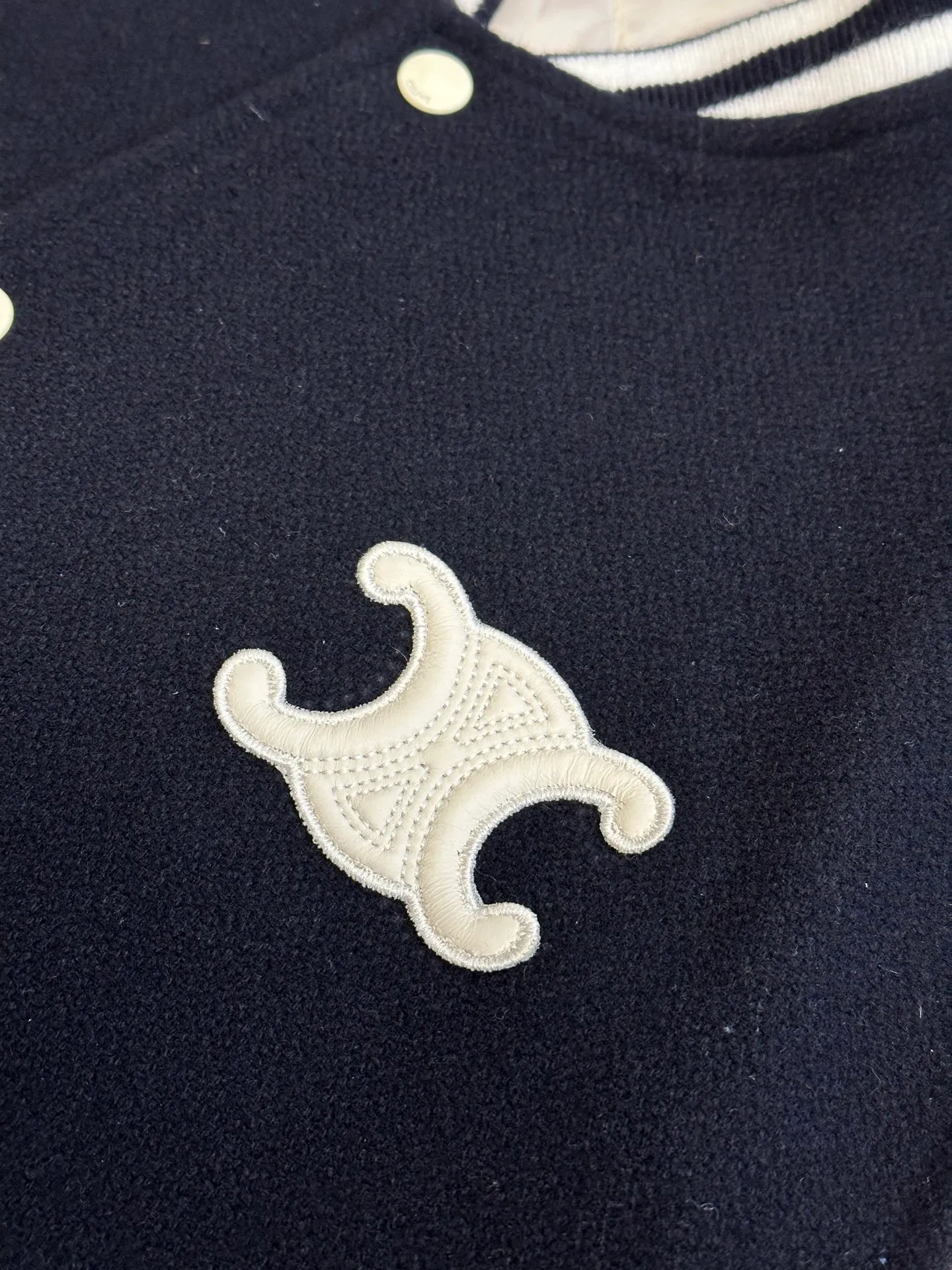 🅿️1800 Celine leather lettered baseball jersey. The fabric is made of 50% wool + 50% acrylic blended yarn, thick wool blended yarn, rapier machine-dyed rice grain jacquard pattern, weight 600g, matching rayon cotton 4*4 diamond checkered lining, using No. 800 washed cotton One-inch 9-needle spacing quilted embroidery, sleeve pocket lip + front and rear chapters are all made of fetal sheepskin, spray-painted according to the original color, the front chapter is laser-burned to create a leather patch, and the inside is filled with sponge embroidery machine embroidery, the back chapter is filled with silicone material inside the leather wool sample, electric hydraulic device Three-dimensional embossing, single letter punched out by letter die, hand-oiled edge sealing, hand-sweeping powder to position letter spacing, pattern machine thick line carving of letters, ribbing made of 30% wool + 70% cotton blended yarn, inter-color jacquard yarn-dyed, matching CE letters with matching round snap buttons.  size:36.38.40.42