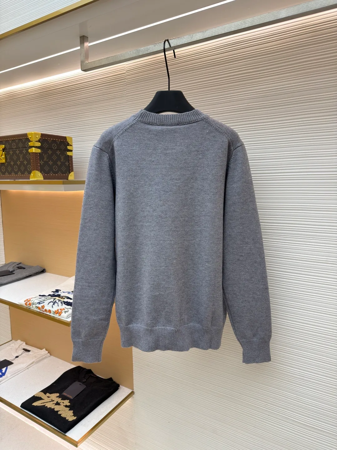 Celine Arc de Triomphe jacquard knitted pullover ●Item number: 1681933-A75 ●Fabric: wool blended fabric ●Technology: jacquard knitting ●Color: gray ●Version: fitted version ●Weight: about 525 grams ●Size: S-M-L-XL ●Description: Made of 30% wool, 70% cotton. Partial intarsia craftsmanship, imported 12-knit fabric. The entire garment takes 120 minutes to complete. Garment washing - removal of wool impurities - color fixation - fixed version. This model is CELINE's 2026 new masterpiece. The chest is embellished with partial intarsia of the Arc de Triomphe, adding a new design style. Wool 30% 70% cotton yarn. Not machine washable - do not rinse. The overall wiring is straight and delicate, the fabric is comfortable and soft, and the color is consistent without color difference. It can be matched with the same style to create a fashionable look and control various occasions. Customized accessories, complete with three standards, same style for men and women!
