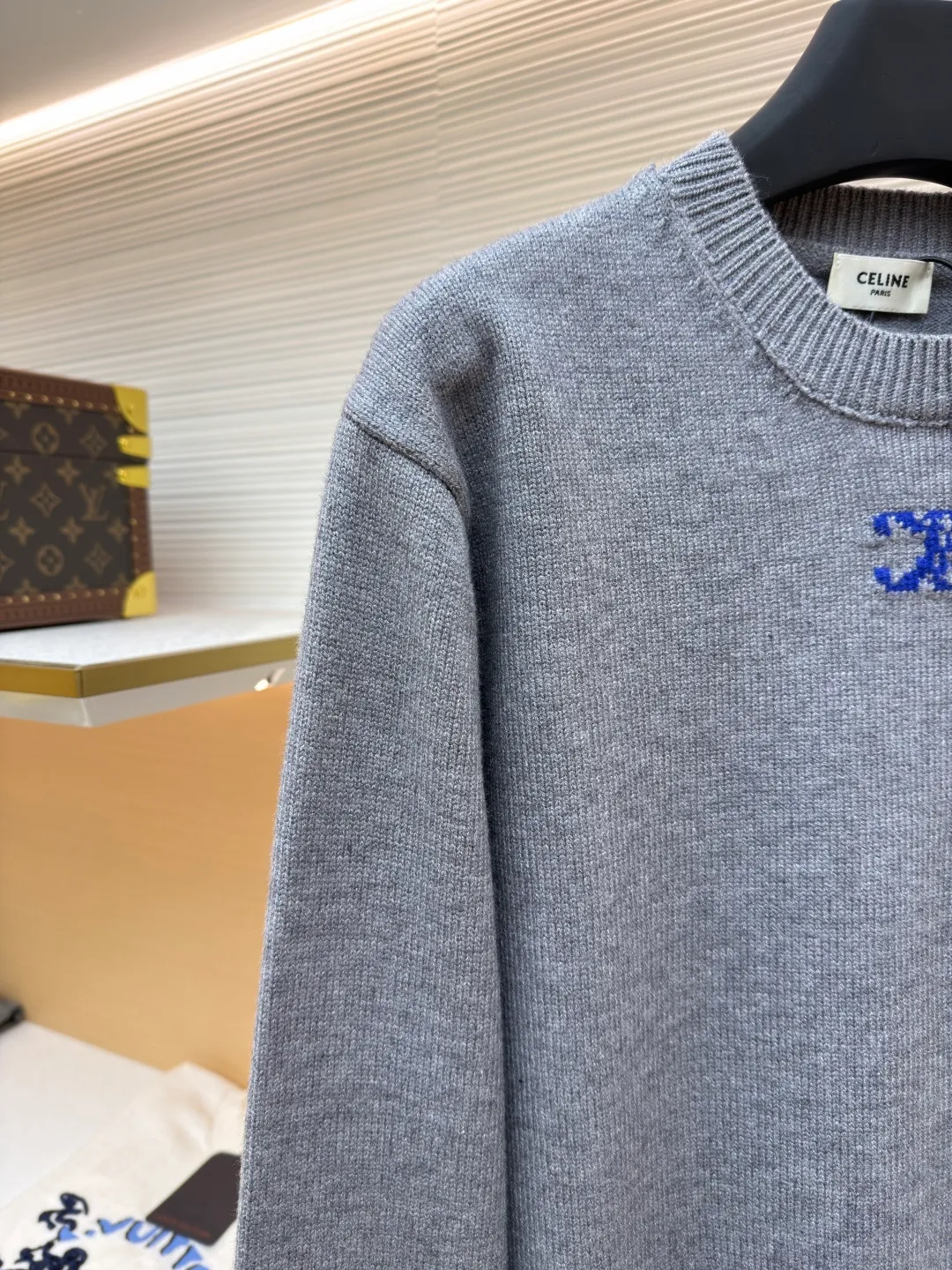 Celine Arc de Triomphe jacquard knitted pullover ●Item number: 1681933-A75 ●Fabric: wool blended fabric ●Technology: jacquard knitting ●Color: gray ●Version: fitted version ●Weight: about 525 grams ●Size: S-M-L-XL ●Description: Made of 30% wool, 70% cotton. Partial intarsia craftsmanship, imported 12-knit fabric. The entire garment takes 120 minutes to complete. Garment washing - removal of wool impurities - color fixation - fixed version. This model is CELINE's 2026 new masterpiece. The chest is embellished with partial intarsia of the Arc de Triomphe, adding a new design style. Wool 30% 70% cotton yarn. Not machine washable - do not rinse. The overall wiring is straight and delicate, the fabric is comfortable and soft, and the color is consistent without color difference. It can be matched with the same style to create a fashionable look and control various occasions. Customized accessories, complete with three standards, same style for men and women!