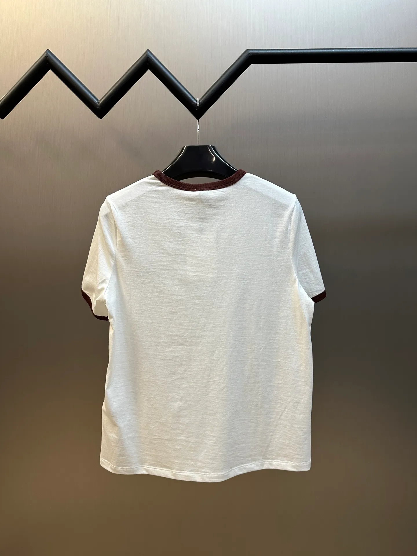 🅿️250 Celine Contrast Embroidered Short Sleeves. Made of imported cotton. The whole body is solid color and the collar and cuffs are designed with contrasting edges. Decorated with iconic letter embroidery on the chest size: s m l