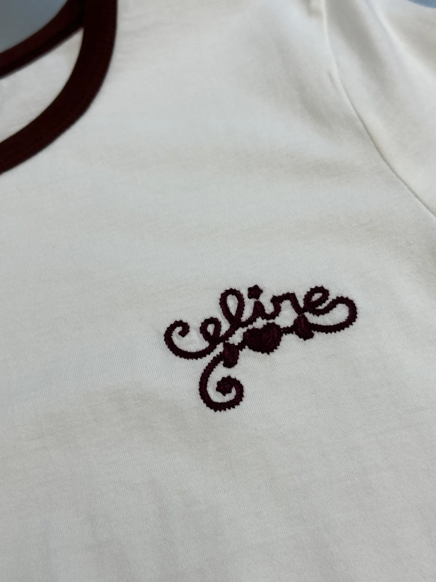 🅿️250 Celine Contrast Embroidered Short Sleeves. Made of imported cotton. The whole body is solid color and the collar and cuffs are designed with contrasting edges. Decorated with iconic letter embroidery on the chest size: s m l