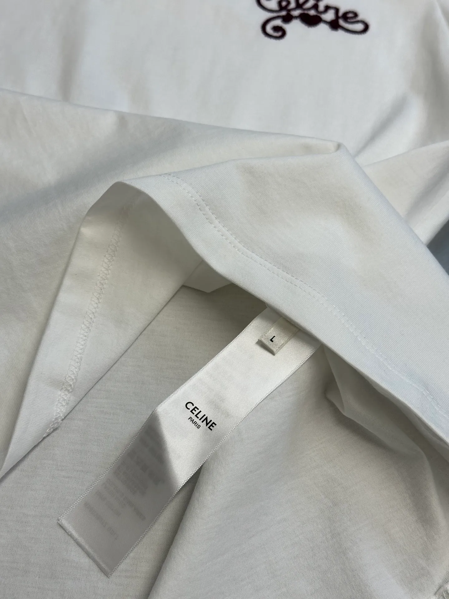 🅿️250 Celine Contrast Embroidered Short Sleeves. Made of imported cotton. The whole body is solid color and the collar and cuffs are designed with contrasting edges. Decorated with iconic letter embroidery on the chest size: s m l