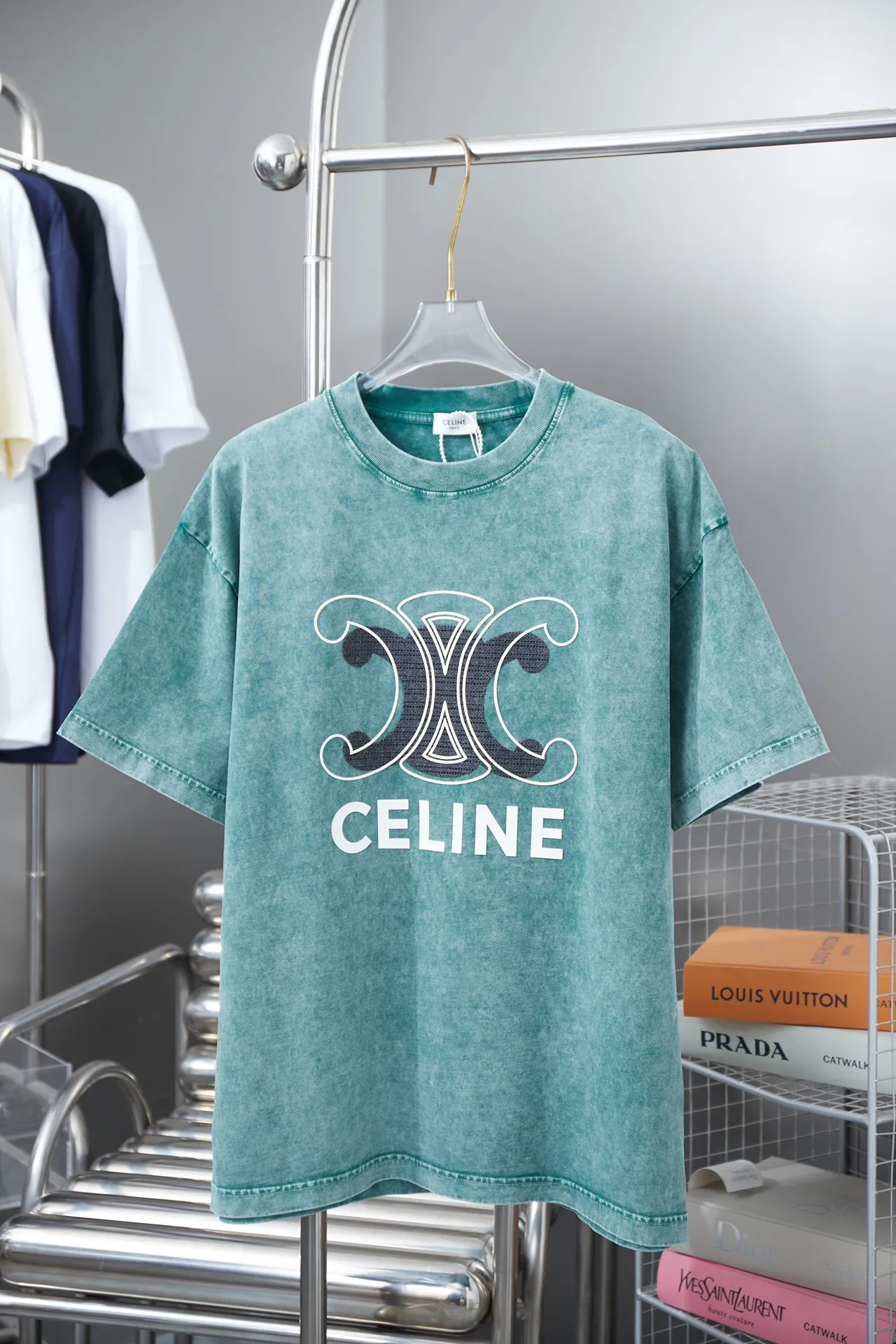 🅿️210 CELIN* 25SS early spring new style, short sleeves with appliqué embroidery and letter printing, light luxury, essential item for daily commuting for men and women, correct version, welcome to compare, detailed features · 280g 100% pure cotton double yarn jersey fabric · Custom dyed in the same cylinder, special thickened 32 count double-strand 1X1 thread · Laser towel patch design ➕ Thick version of waji letter design. Ready-made garments are dyed. Then do the faded fried snowflake process, then wash with water to make it look old. General washing to improve the effect · Double-needle stitching across seams · Original main mark, washed tag, branded moisture-proof paper packaging Color: black/grey/green Size: S/M/L/XL