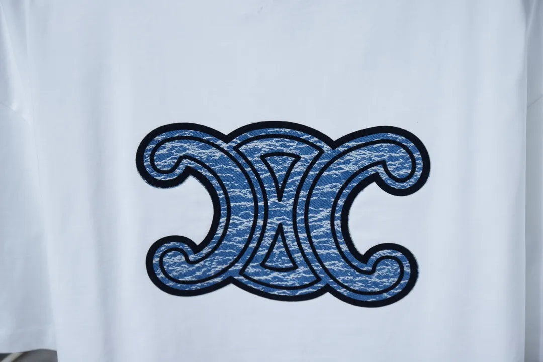 🅿️190 CELIN* 25SS early spring new style Denim letter printed short sleeves Light luxury essential item for daily commuting for men and women Correct version Welcome to compare Detailed features · 320g 100% pure cotton double yarn jersey fabric · Custom dyed in the same cylinder, special thickened 32 count double-strand 1X1 thread · Denim cutting process letter logo printing ➕ thick version small letter logo · Double-needle sewing and cross-seam technology · Original main mark, washed tag, branded moisture-proof paper packaging Color: black/white/pink/blue Size: S/M/L/XL