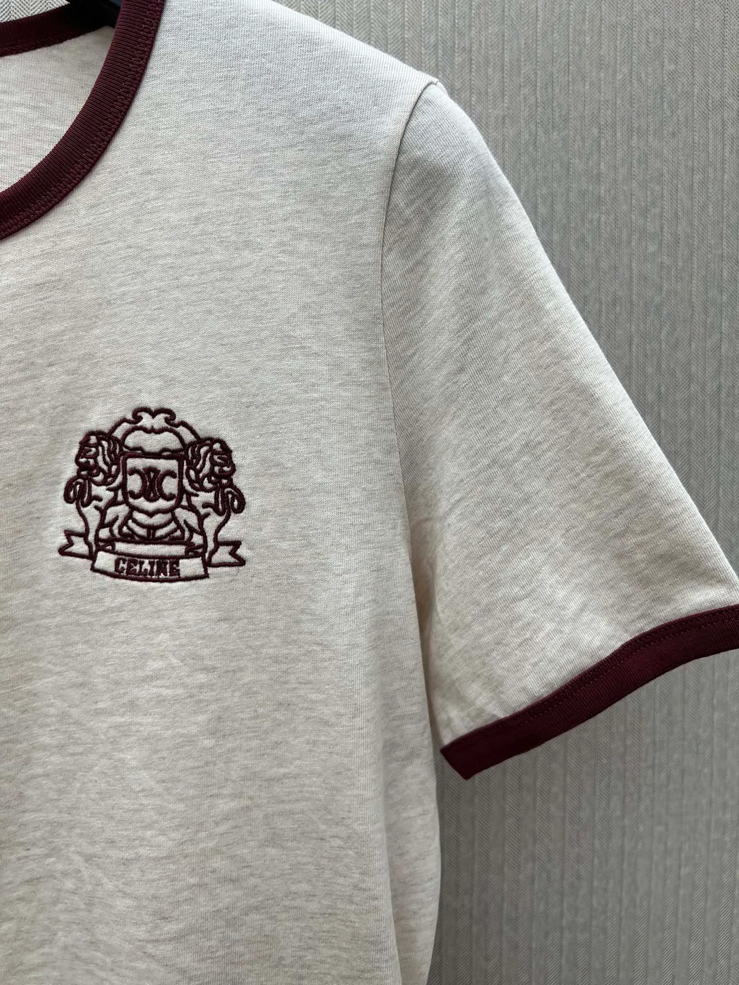🅿️240 Celine 25ss new 70s style badge T-shirt, 100% cotton CELINE badge embroidery, classic fit round neck short sleeves, contrasting ribbed trim, made in Portugal. Size: S.M.L.