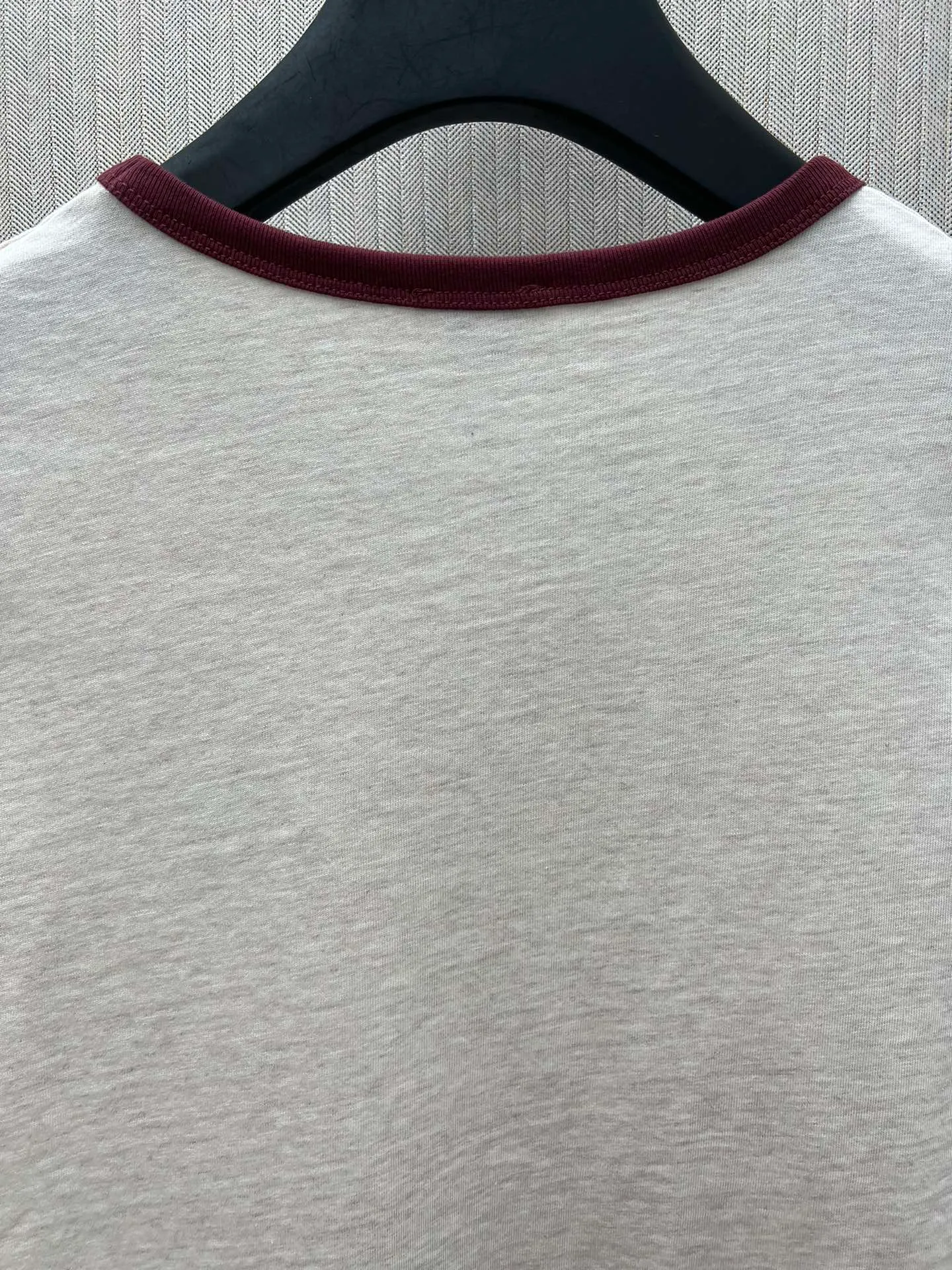 🅿️240 Celine 25ss new 70s style badge T-shirt, 100% cotton CELINE badge embroidery, classic fit round neck short sleeves, contrasting ribbed trim, made in Portugal. Size: S.M.L.