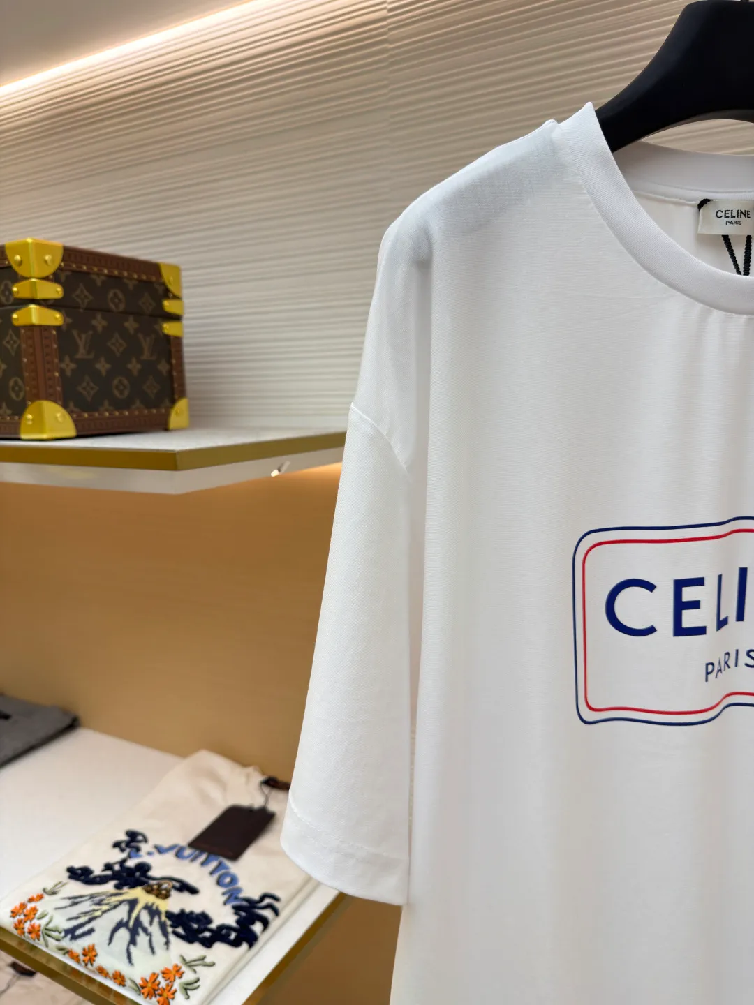 Celine blue frame printed round neck short sleeves ●Original version: Purchased and developed at 5100 ●Item number: 1681994-A00 ●Fabric: plain knitted fabric ●Technology: Glue printing production ●Color: white ●Version: fitted version ●Weight: about 225 grams ●Size: XS-S-M-L ●Description: The main body is made of 24S special woven compact cotton to make jersey fabric, weight 180g. High-count combed cotton yarn eliminates most of the short hairiness through compact spinning process, making the yarn smoother and stronger. The woven fabric structure is extremely dense, flat and soft, with excellent anti-pilling ability and durability, while retaining the natural advantages of pure cotton, which is breathable and skin-friendly. The neckline is made of 32S 1x1 rib with a weight of 300g. The finer yarn count creates a more delicate and tight thread, which provides better elasticity and deformation resistance than ordinary ribs, ensuring that the neckline can still remain stiff after being put on and taken off many times. Silicone oil slurry printing is a printing process that is prepared by mixing silicone oil and special slurry. Its characteristic is that it can form a unique matte and slightly astringent coating texture on the fabric. The printing area presents a soft matte effect, with moderate color saturation and a slight texture, which is in sharp contrast to common glossy offset printing. In terms of hand feel, the printing area feels smooth with a slight powdery resistance, similar to fine suede or chalk gray texture, without obvious filmy or hardening phenomena. Due to the addition of silicone oil, the pattern area has excellent flexibility and crack resistance while maintaining three-dimensionality. It is not easy to crack after repeated rubbing, and its breathability is better than traditional thick paste printing, achieving a balance between decoration and wearing comfort. The overall wiring is straight and delicate, the fabric is comfortable and soft, and the color is consistent without color difference. It can be matched with the same style to create a fashionable look and control various occasions. Customized accessories, complete with three standards, same style for men and women!