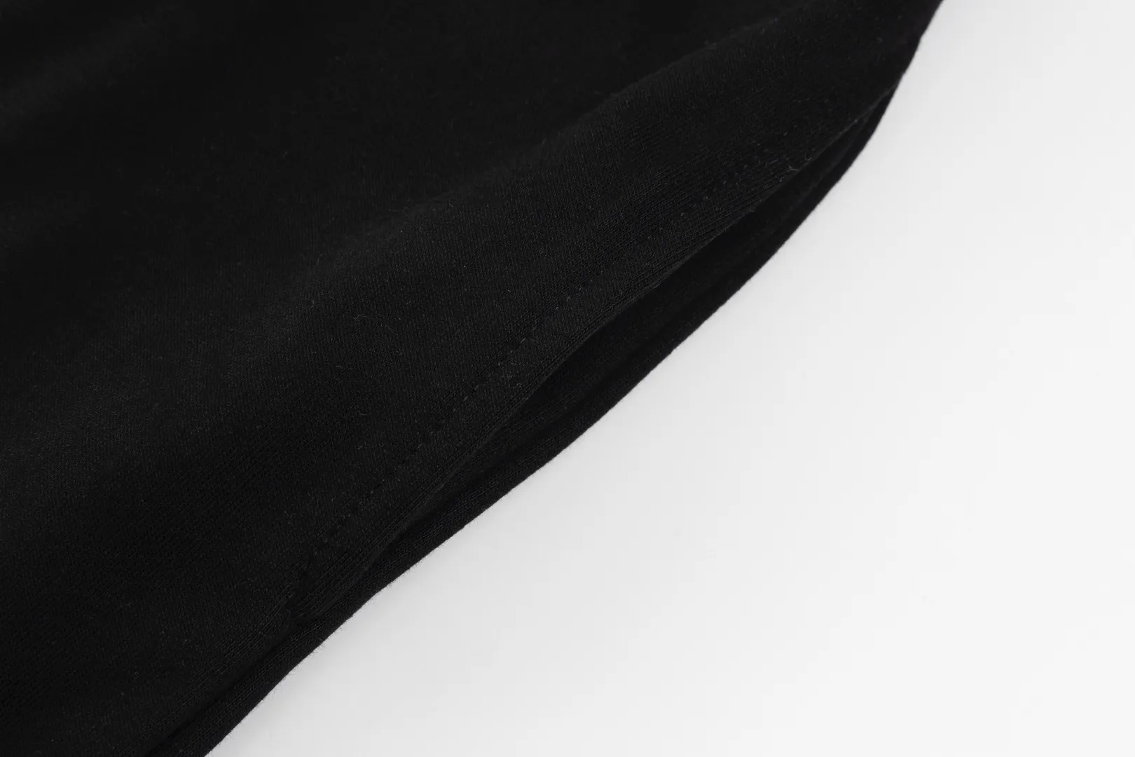 🅿️200 Celine 25SS counters are selling new printed shorts. Custom-woven and dyed 400g fabric. Logo-printed shorts. Versatile and low-key. Tight and three-dimensional. Customized logo hardware. Full details. Gray color is very versatile. Same style for men and women. Size: XS-L