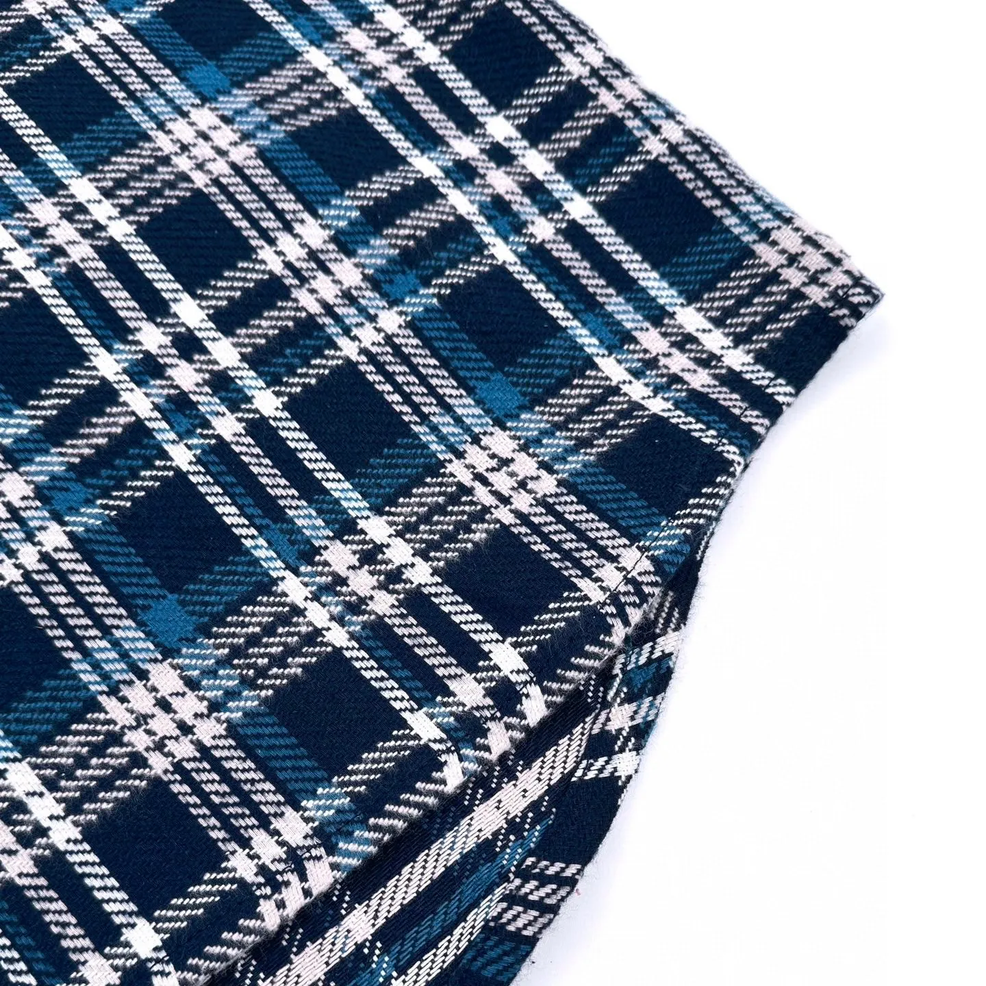 🅿️560 [Exclusive supply] Celine Arc de Triomphe plaid jacket. Original purchase and development for 9,300. The fabric is made of customized 1:1 pure cotton-dyed brushed plaid. The texture is clear, the colors are bright and the touch is delicate. The colors are interlaced with classic blue and white as the main tone. They are arranged in an orderly and harmonious way, sometimes closely intertwined and sometimes spread out gently. It is like a beautiful melody beating. The iconic Celine Arc de Triomphe logo is embellished to highlight the elegance and nobility of the brand. Let the wearer feel like they are in a beautiful picture. The center of attention, using imported machine embroidery technology. Use advanced computer control system and precision mechanical components to realize the Arc de Triomphe embroidery operation. High precision. The lines are smooth and delicate. Infrared positioning cutting bed uses infrared emitters and infrared receivers to achieve precise positioning of materials. The accuracy can reach the micron level to meet the effect of high-precision cutting of plaid alignment. The material loss is extremely high. An average of 15 points per piece is consumed. Time-consuming and labor-intensive. The details are genuine, and the side-turning embedded stitching process can provide high-quality stitching results. Smooth and neat, the template machine opens the bag. The preset template guides the position, shape and size of the bag opening. The accuracy ensures the quality of the bag opening effect. Size:38-39-40-41