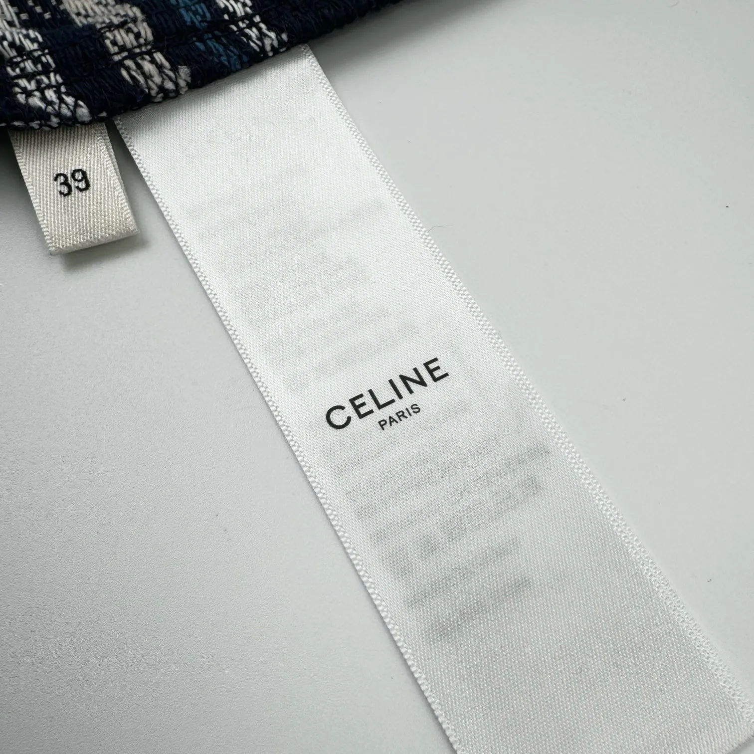 🅿️560 [Exclusive supply] Celine Arc de Triomphe plaid jacket. Original purchase and development for 9,300. The fabric is made of customized 1:1 pure cotton-dyed brushed plaid. The texture is clear, the colors are bright and the touch is delicate. The colors are interlaced with classic blue and white as the main tone. They are arranged in an orderly and harmonious way, sometimes closely intertwined and sometimes spread out gently. It is like a beautiful melody beating. The iconic Celine Arc de Triomphe logo is embellished to highlight the elegance and nobility of the brand. Let the wearer feel like they are in a beautiful picture. The center of attention, using imported machine embroidery technology. Use advanced computer control system and precision mechanical components to realize the Arc de Triomphe embroidery operation. High precision. The lines are smooth and delicate. Infrared positioning cutting bed uses infrared emitters and infrared receivers to achieve precise positioning of materials. The accuracy can reach the micron level to meet the effect of high-precision cutting of plaid alignment. The material loss is extremely high. An average of 15 points per piece is consumed. Time-consuming and labor-intensive. The details are genuine, and the side-turning embedded stitching process can provide high-quality stitching results. Smooth and neat, the template machine opens the bag. The preset template guides the position, shape and size of the bag opening. The accuracy ensures the quality of the bag opening effect. Size:38-39-40-41