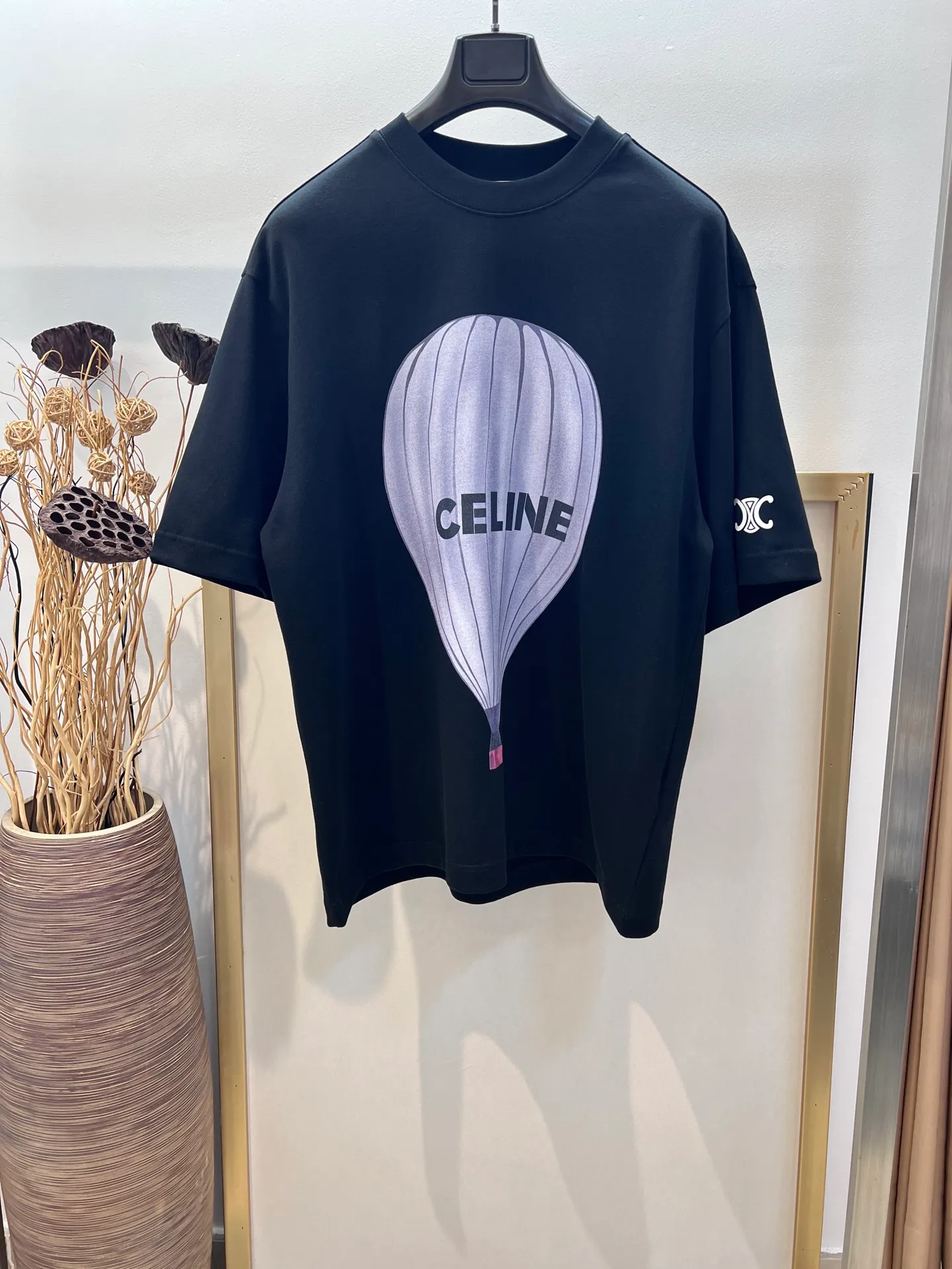 🅿️230 🌈Size: s/m/l/xl Wide version in black and white, same style for men and women 1973538250081 Cel*ne/Cel*ne 2025FW spring and summer series travel hot air balloon direct-injection print with classic Arc de Triomphe print heavy cotton with loose-fitting half-sleeved T-shirt Washing method: Dry clean or wrap in a laundry bag on the reverse side, wash separately and iron on the reverse side at medium temperature! Do not soak/wash in warm water!