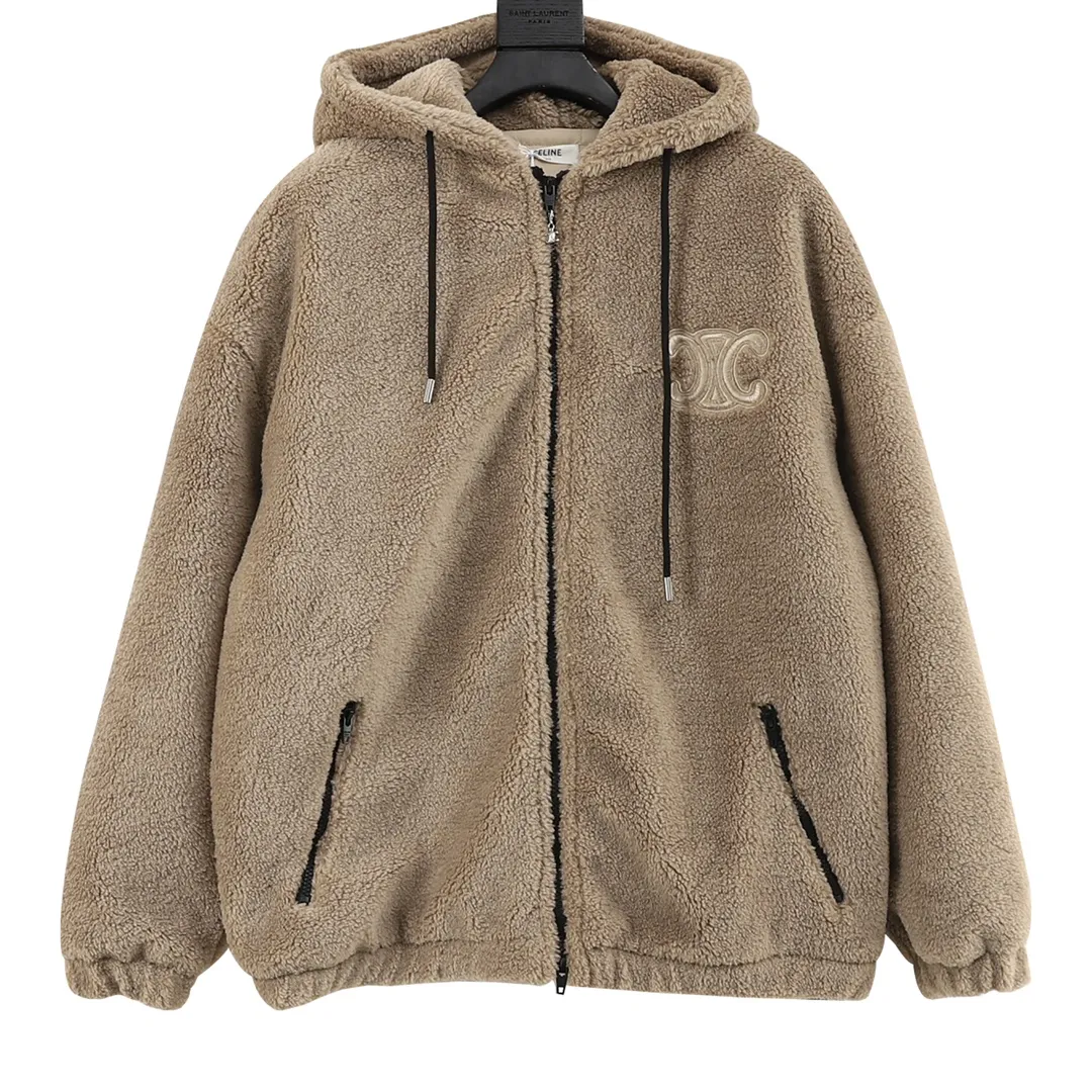 🅿️570 CELINE Arc de Triomphe Suede Cotton Jacket The polyester filament is passed through a circular knitting machine, and the warp and weft yarns are woven into each other into a double-sided knitted structure. The front and back are flat loops. The polar fleece fabric is formed after a series of processes such as dyeing, raising, carding, shearing, and polarization. The suede texture is soft and the fiber characteristics make it almost non-absorbent. It can quickly drain sweat to the outer layer of the fabric and evaporate quickly, maintaining good breathability. The suede surface can lock the air and form a stagnant air layer around the body, effectively preventing heat loss and providing good warmth retention properties. Using quilted cannage pattern, the seamstress precisely adjusts the speed of the machine and stitch density, so that the stitches are smooth and even during the operation. After completion, regular diagonal quilting lines will be formed, which will inadvertently enhance the overall texture when putting it on and taking it off. The fabric and padding material are tightly fixed to the frame of the embroidery machine. The embroidery machine uses sparse stitches along the padding layer's pattern to outline the filling area of ​​the pattern, and then runs the overlay layer's pattern, using dense stitches to perfectly cover the foam padding layer, thus forming a slightly raised Arc de Triomphe shape. After final finishing, the edges of the patch are burr-free and the pattern is clear. Size：XS-L