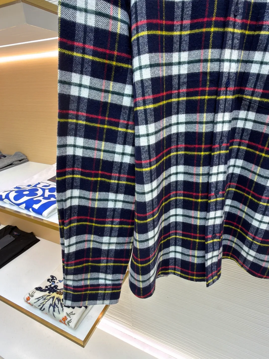 Celine logo plaid shirt ●Original version: Purchased and developed for 13,000 ●Item number: 1682090-A95 ●Material: plaid velvet fabric ●Technology: embroidery production ●Color: colorful plaid ●Version: fitted version ●Weight: about 415 grams ●Size: 38-39-40-41 ●Description: Customized plaid velvet, clear texture, full texture, comfortable and close to the skin, using the plaid as a canvas A flowing color exhibition. An iconic Arc de Triomphe embroidery is embellished on the chest patch pocket to provide a visual anchor for the large-area plaid. It breaks the monotonous repetition of the pattern and condenses the brand's century-old gene into the art of a square inch. The just-right slightly dropped shoulder design creates a casual sense of relaxation. The style does not need to be declared, but it has its own medal. Adopting imported machine embroidery technology and using advanced computer control systems and precision mechanical components to achieve Celine Arc de Triomphe embroidery operations with high precision and smooth and delicate lines. The infrared positioning cutting machine uses infrared transmitters and infrared receivers to achieve precise positioning of materials. The accuracy can reach the micron level to meet the effect of high-precision cutting of alignment strips. Fabric sanding process uses mechanical friction and rubs the surface of the fabric with a high-speed rotating sanding machine. Adjust the time and intensity to control the fluff density. To improve its texture and comfort, the fabrics have been fermented and washed to give a better hand feel. They are not easy to deform, shrink or fade, and maintain long-term beauty. The overall wiring is straight and delicate, the fabric is comfortable and soft, and the color is consistent without color difference. It can be matched with the same style to create a fashionable look and control various occasions. Customized accessories, complete with three standards, same style for men and women!
