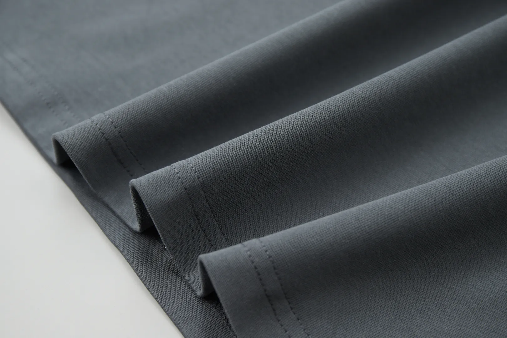 🅿️200 ✨CEL✨🆕25SS spring and summer new short-sleeved style, light luxury, a must-have item for daily commuting for men and women, correct version, welcome to compare, detailed features · 260g 100% pure cotton double yarn jersey fabric · Custom dyed in the same cylinder, special thickened 32 double-ply 1X1 threads · Double-needle stitching and cross-stitch technology · Original main mark, washed tag, brand moisture-proof paper packaging Color: white/black/grey Size: S/M/L/XL